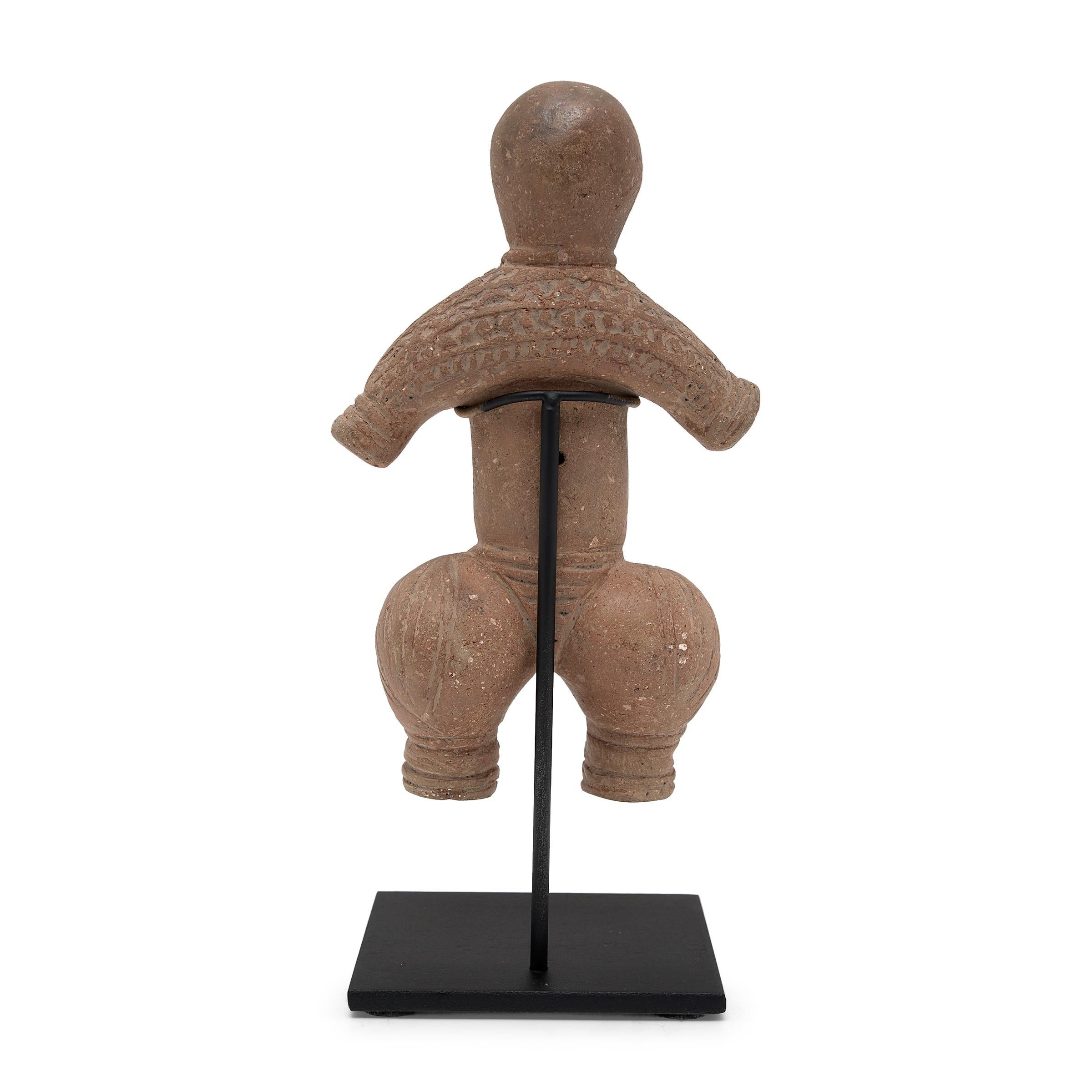 Paire de figurines en terre cuite gravées de style Dogu Bon état - En vente à Chicago, IL