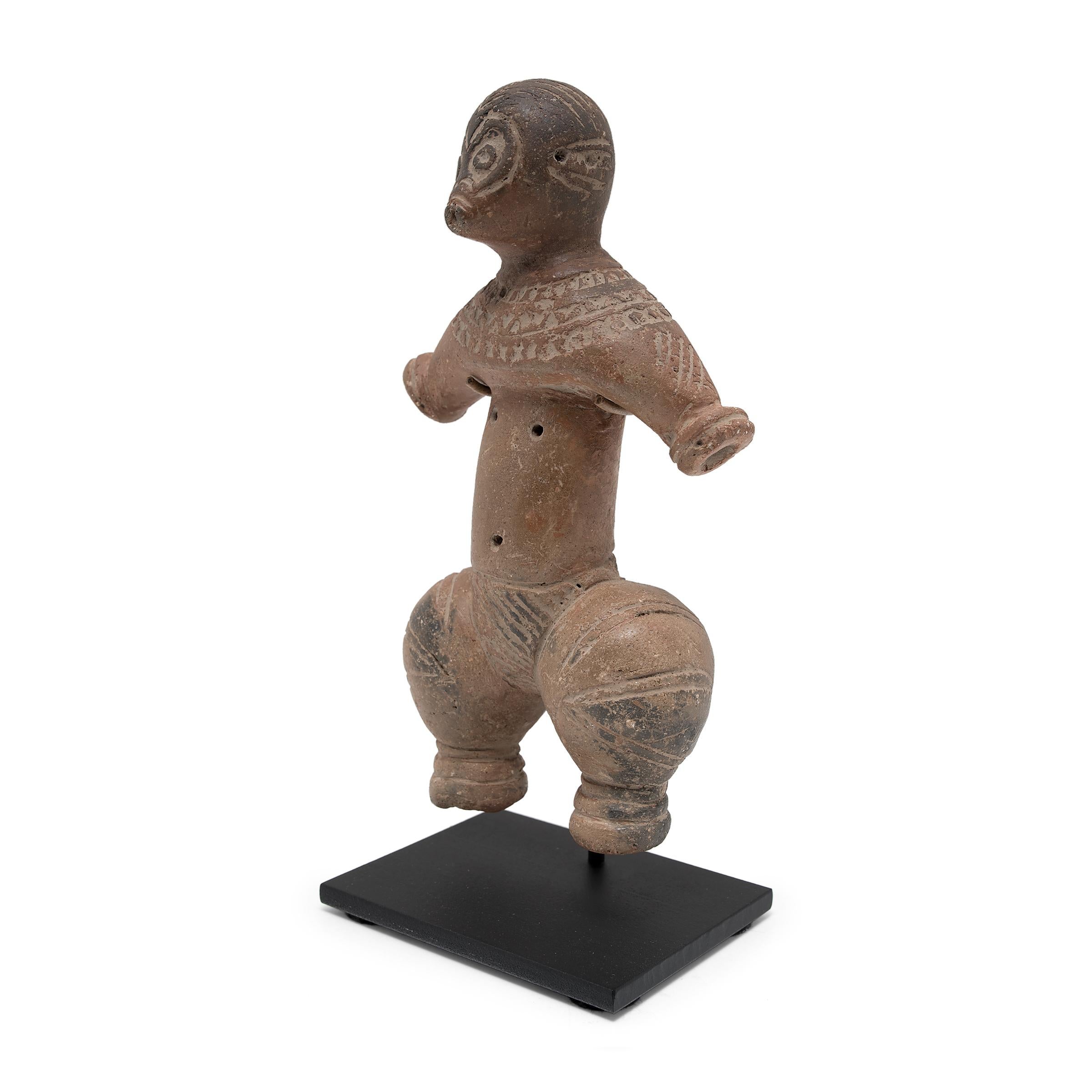 Paire de figurines en terre cuite gravées de style Dogu en vente 1