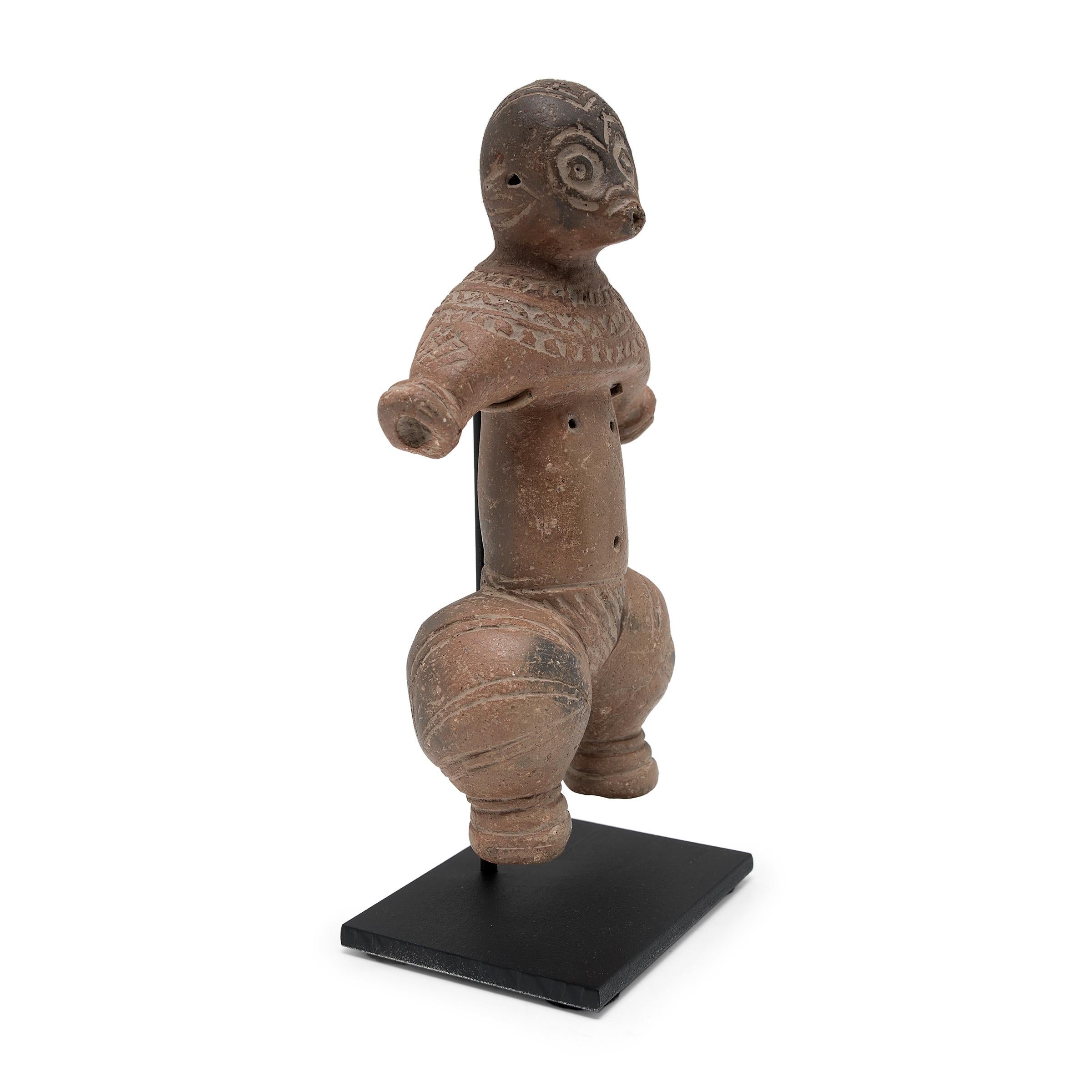 Paire de figurines en terre cuite gravées de style Dogu en vente 2
