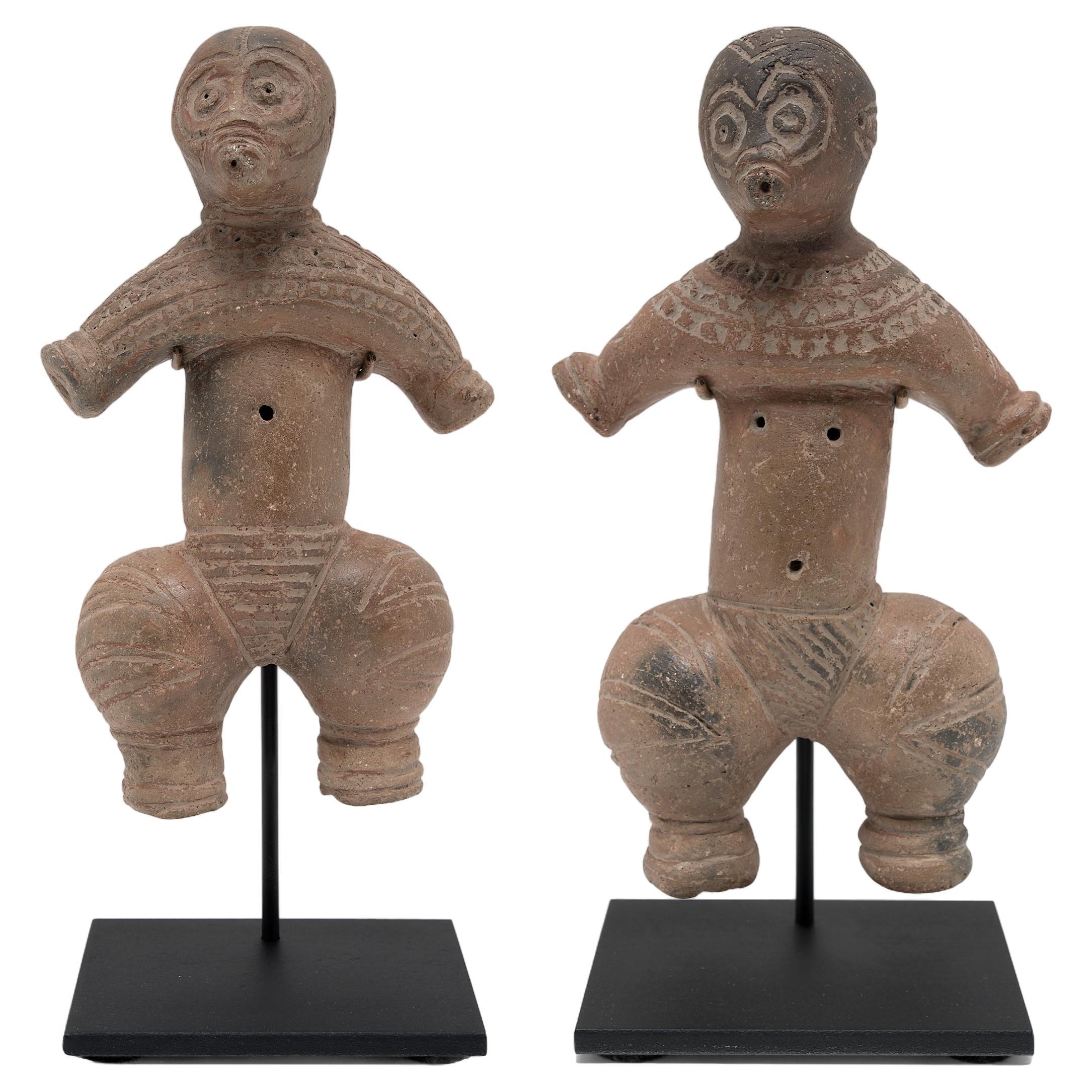 Paire de figurines en terre cuite gravées de style Dogu en vente