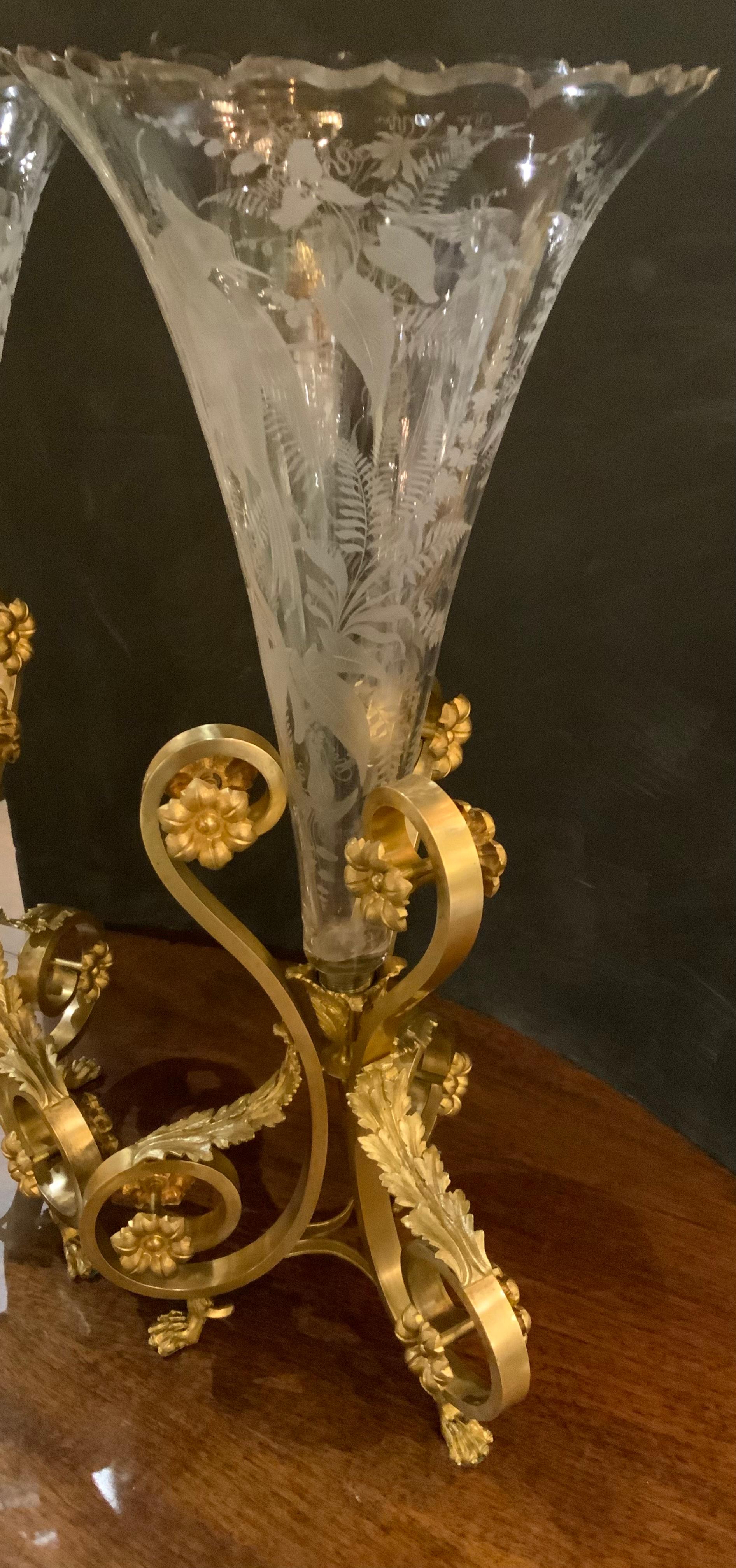 Realizzato con acquaforte Coppia di guarnizioni in vetro acidato e bronzo dore in vendita