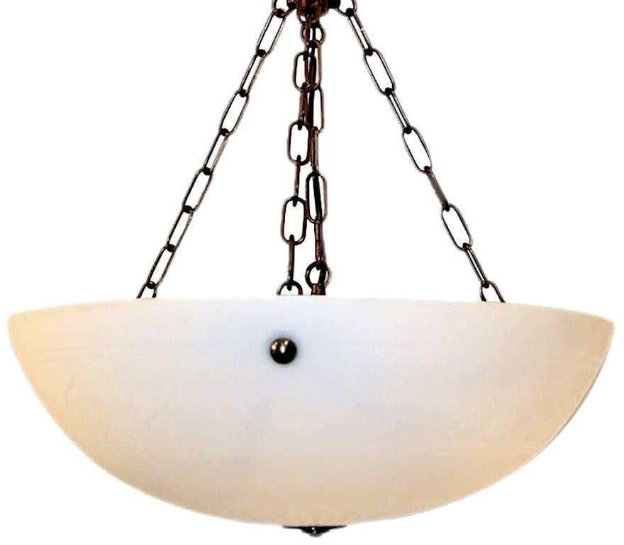 Coppia di lampade francesi in vetro lattimo acidato del 1920 circa con motivo a fogliame, catene e accessori in bronzo. Venduto singolarmente.

Misure:
Altezza 24
