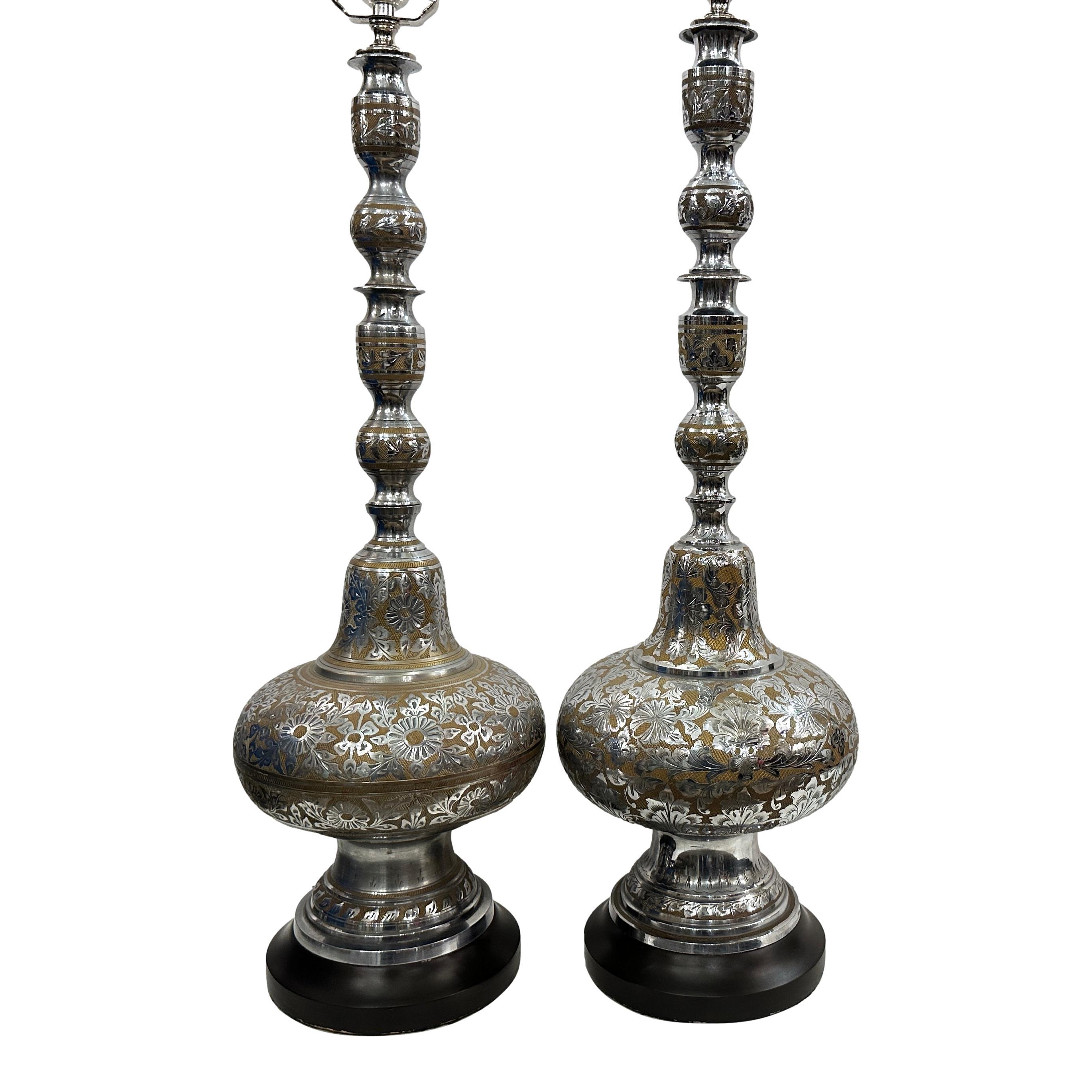 Paire de lampes de table persanes des années 1960 à décor floral gravé.

Mesures :
Hauteur du corps : 25