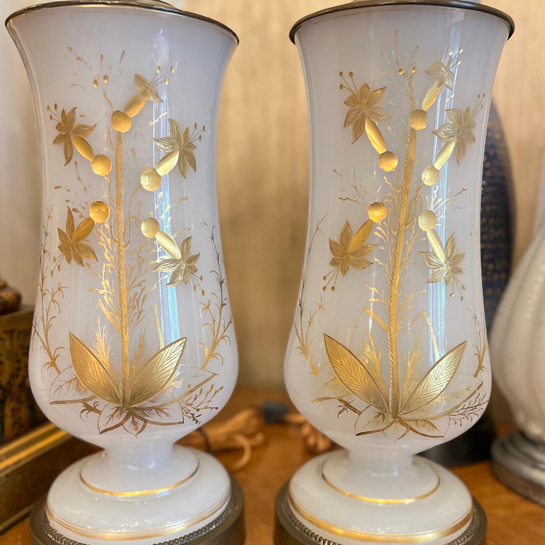 Pareja de Lámparas de Vaso de Leche Grabado en Bueno estado para la venta en New York, NY