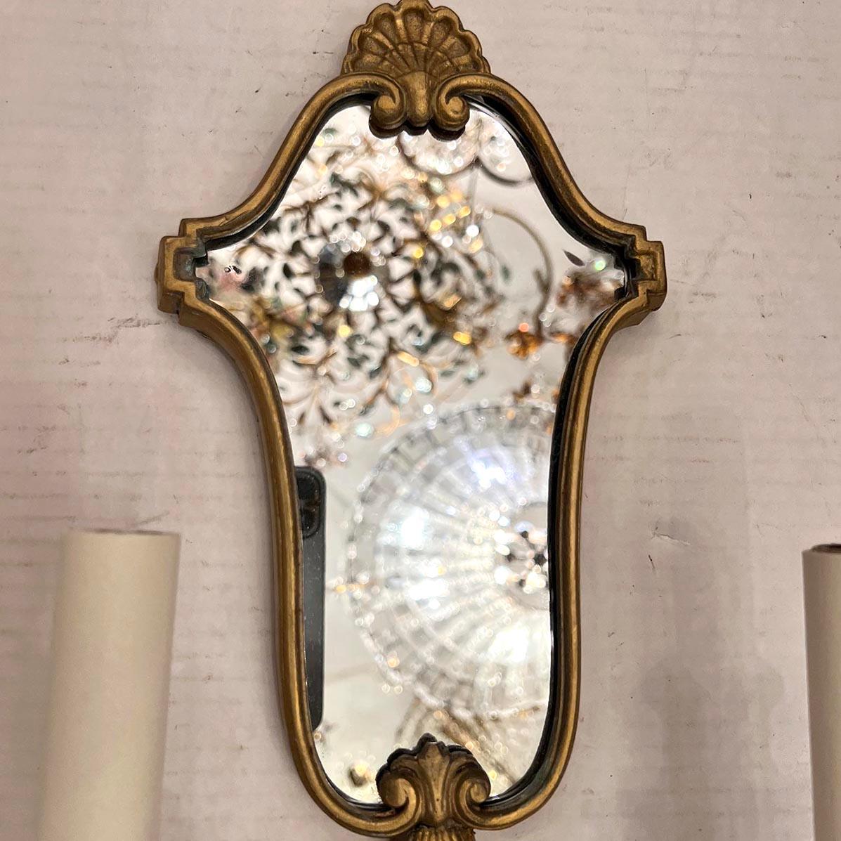 Coppia di appliques francesi degli anni '30 con retro a specchio acidato.

Misure:
Altezza: 13,5
Larghezza: 9