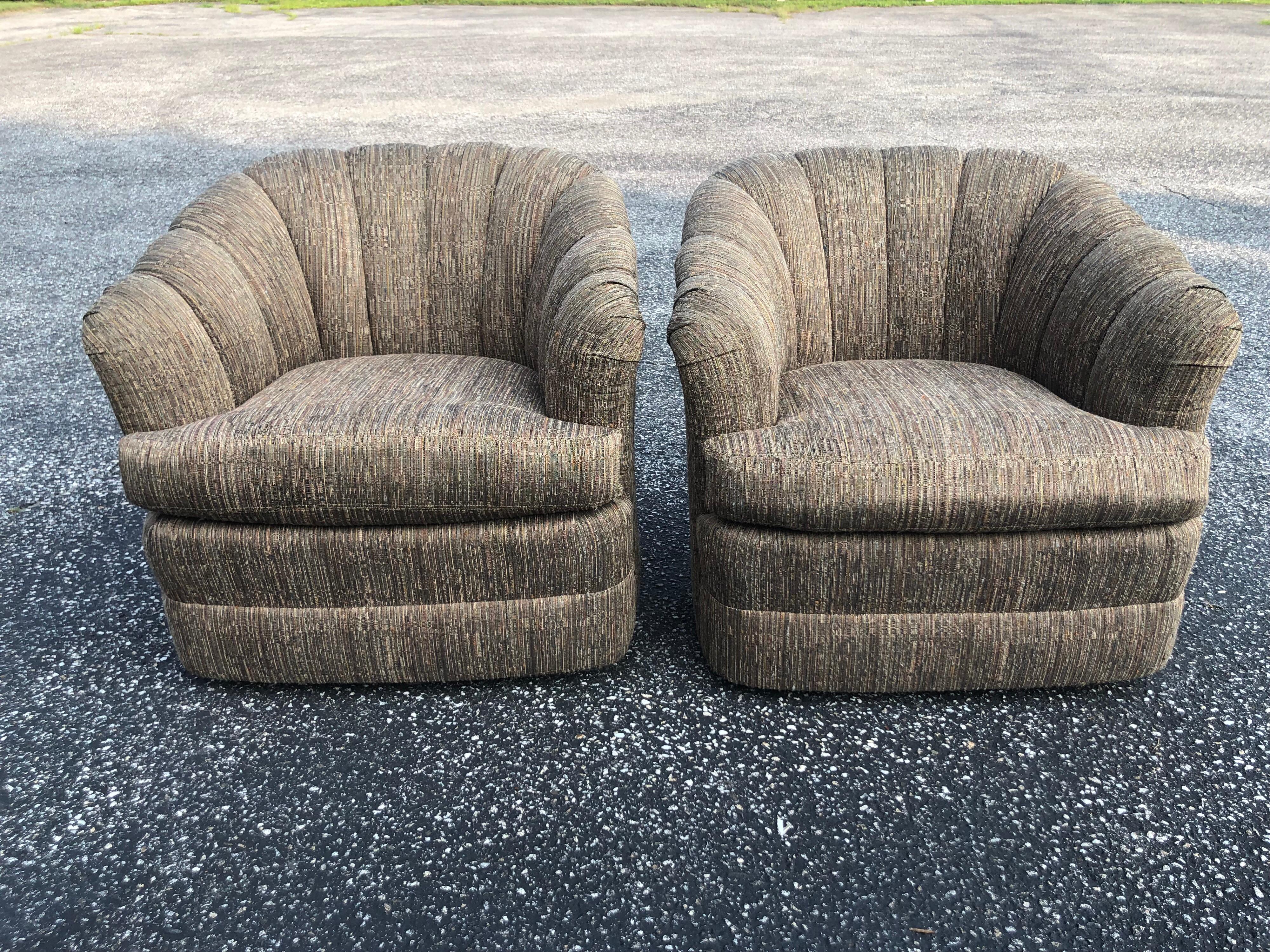 Paire de fauteuils pivotants gris argenté texturé par Ethan Allen. Jolie sellerie aux tons terreux Jewell. En parfait état. Le prix est pour la paire. Mesures : La largeur de l'assise est de 18, la profondeur de l'assise est de 18. La hauteur des