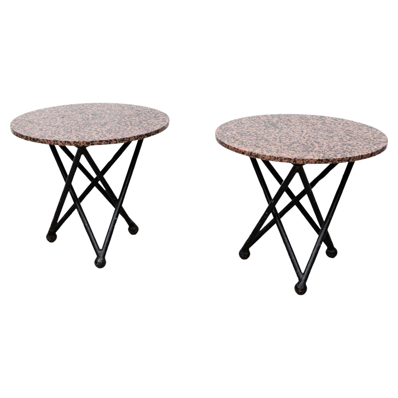 Coppia di tavolini in granito rosso in stile Ettore Sottsass con base architettonica