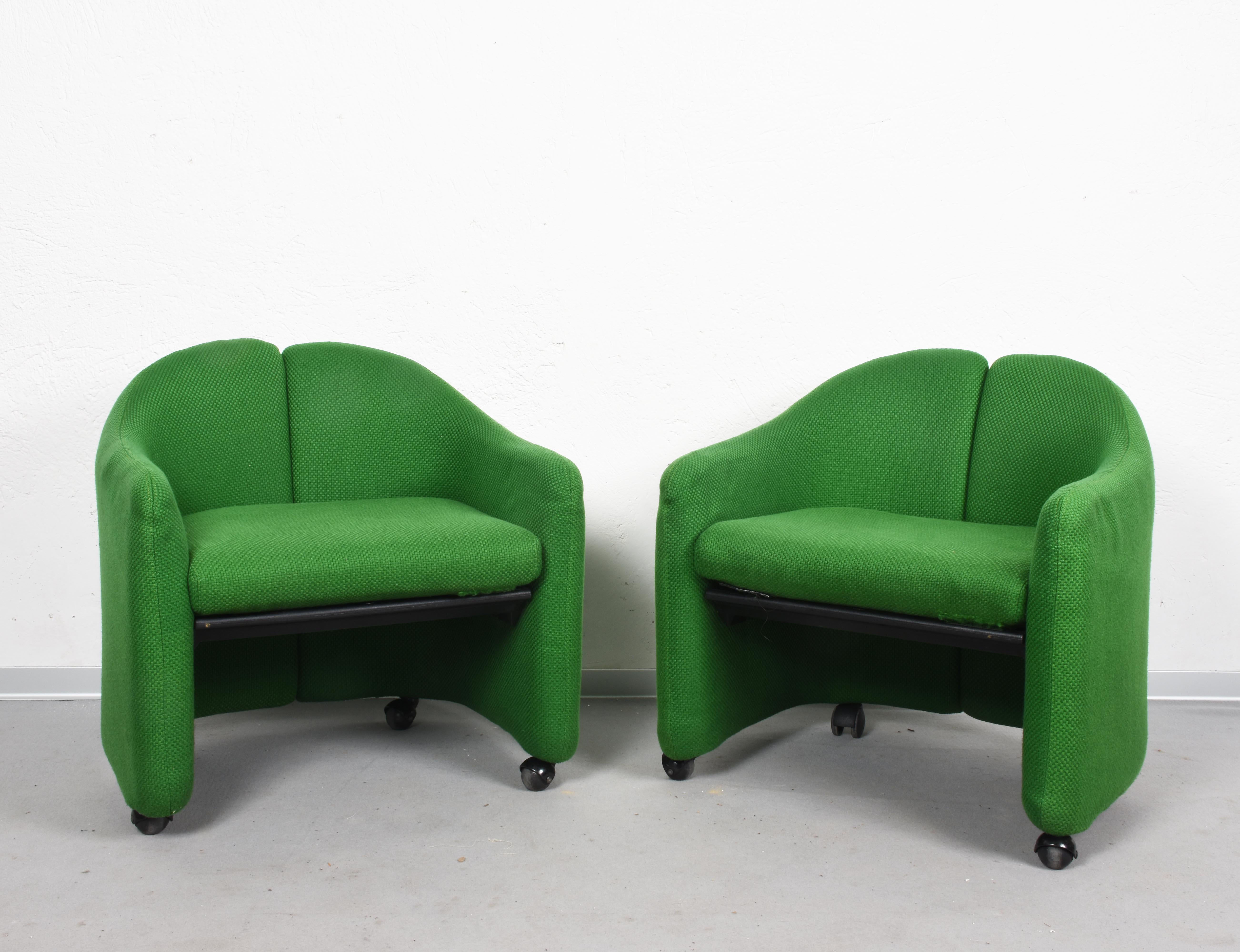 Incredible pair of mid-century green fabric and metal set of two PS142 armchairs. This set was designed by Eugenio Gerli and produced by Tecno in Italy in the 60s.

These splendid armchairs are in excellent vintage condition, with a solid metal