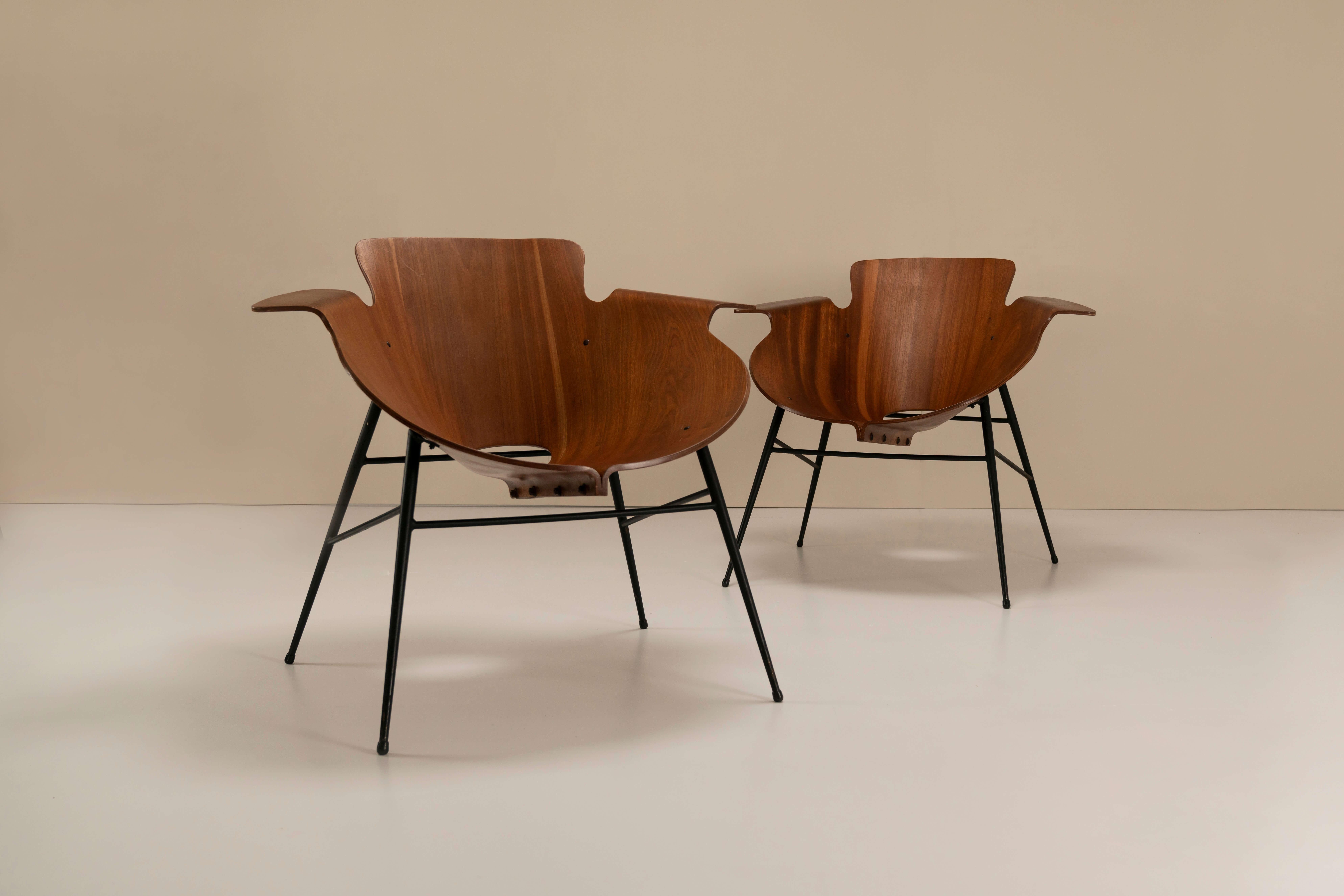 These beautiful bentwood chairs were designed in 1958 by the Italian architect Eugenio Gerli for Società Compensatie Curvi. This company, which was located in Monza at the time, specialized in manufacturing highly stylized chairs made of bentwood