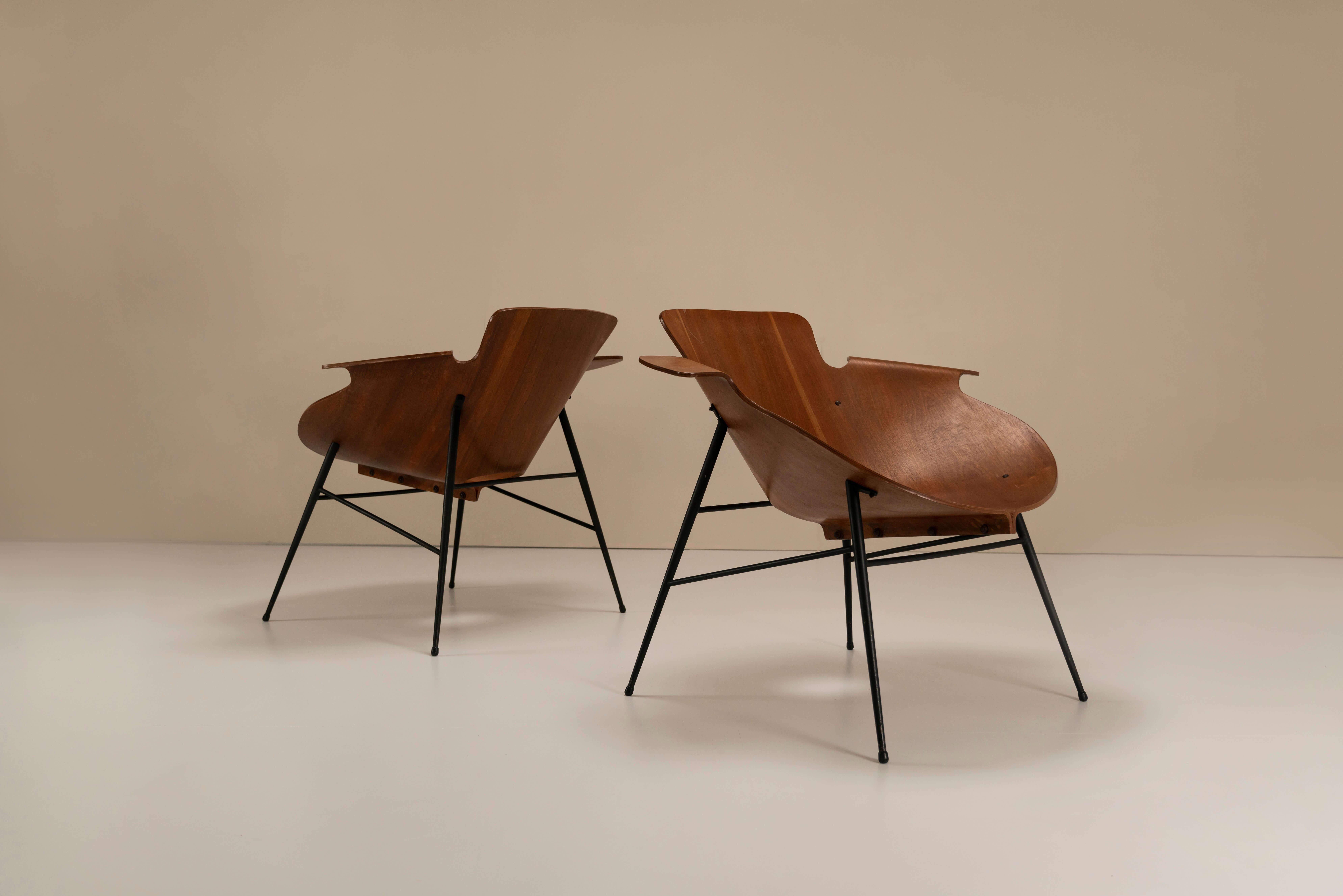 Italian Pair of Eugenio Gerli Model 126 Lounge Chairs Società Compensati Curvi, Italy For Sale