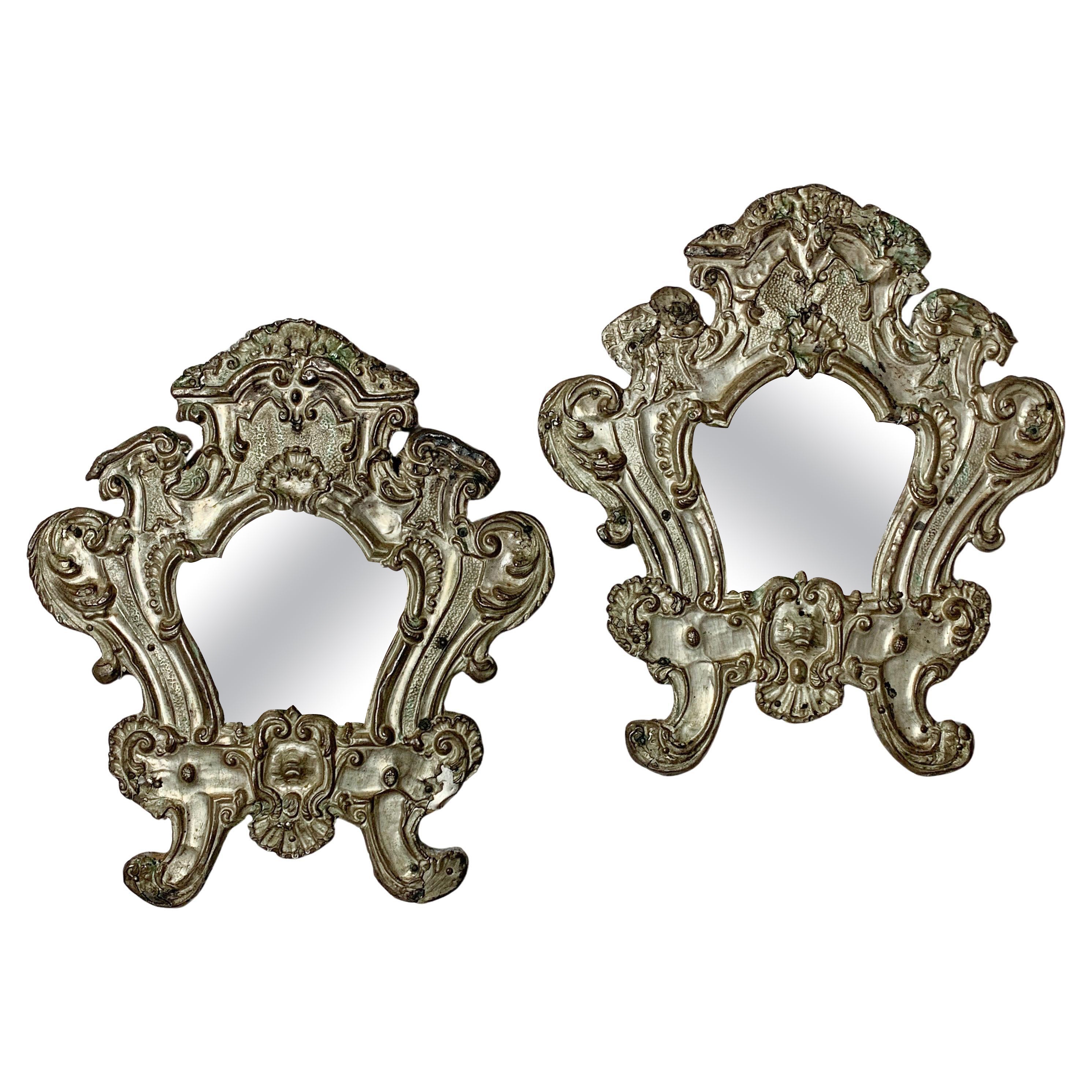 Paire de miroirs baroques européens du XVIIIe siècle en métal argenté
