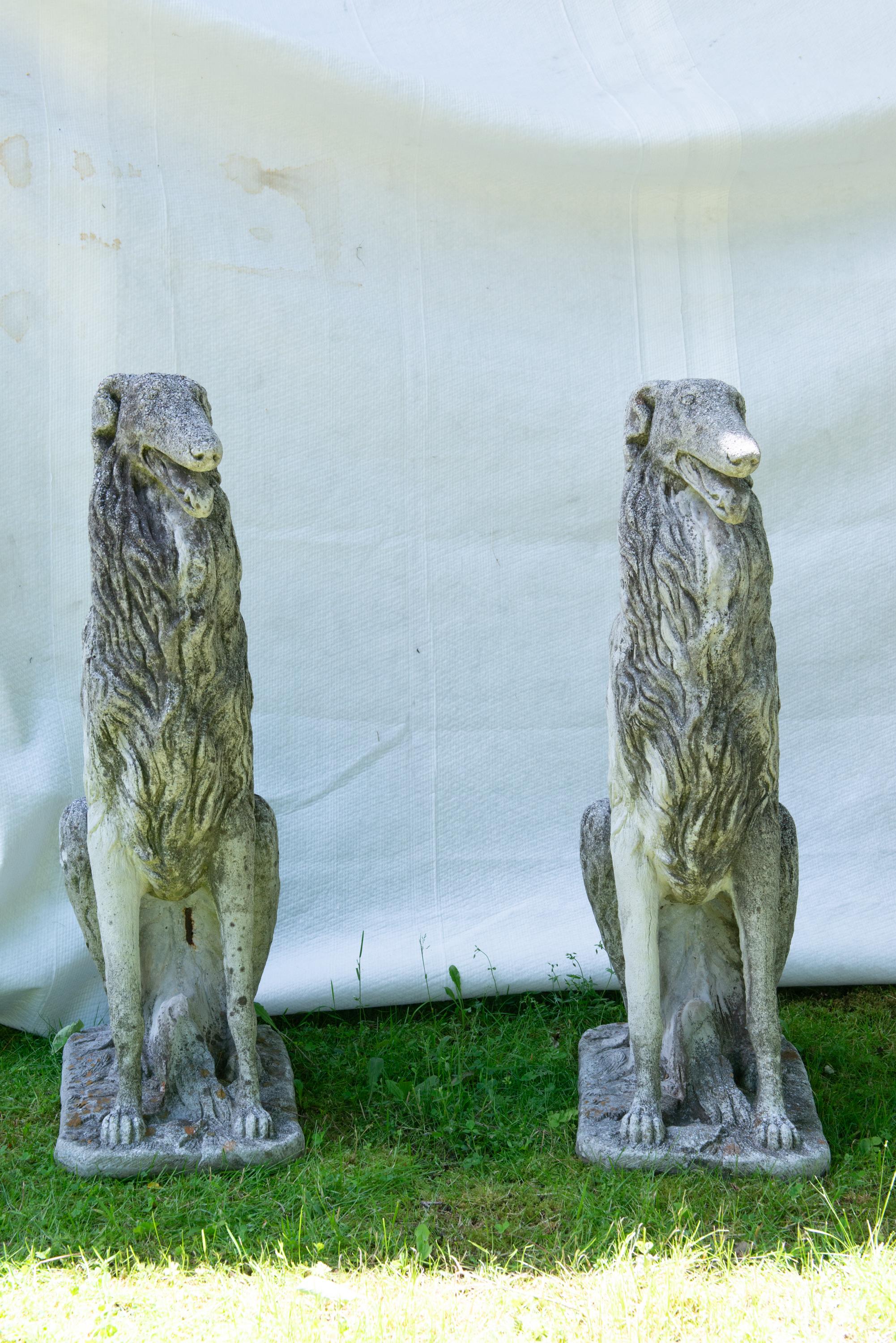 Se trata de una pareja muy rara y exquisita de perros borzoi, también conocidos como loberos rusos. Son de piedra fundida y de la década de 1930. Probablemente francés o italiano. Los rostros son encantadores y bastante detallados. El pelaje es