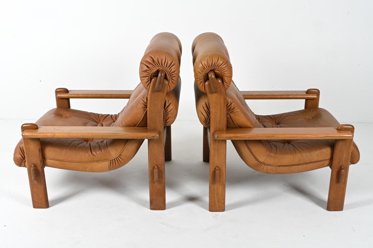 Paire de fauteuils brutalistes européens en chêne et cuir, vers 1970 en vente 4