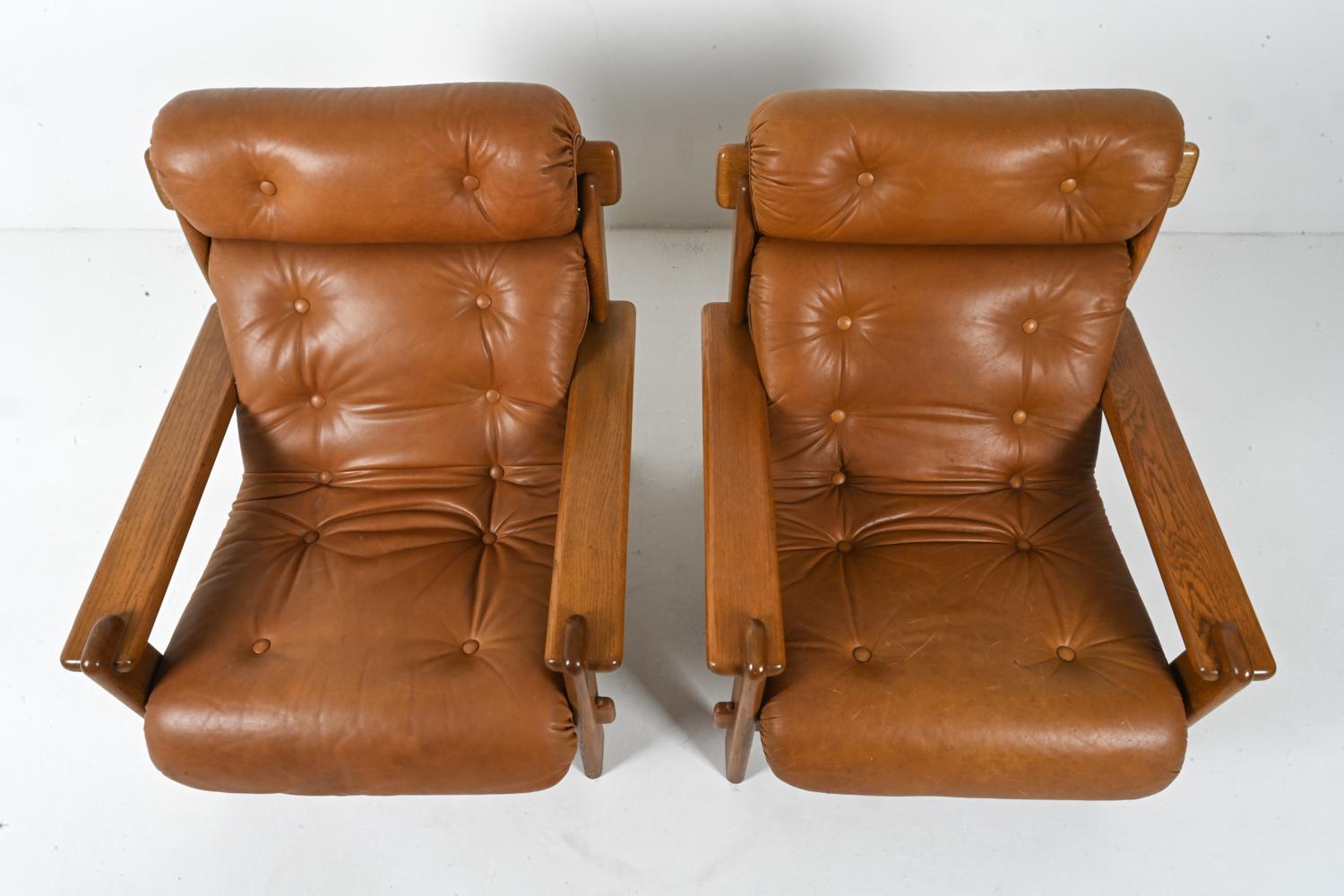 Paire de fauteuils brutalistes européens en chêne et cuir, vers 1970 Bon état - En vente à Norwalk, CT