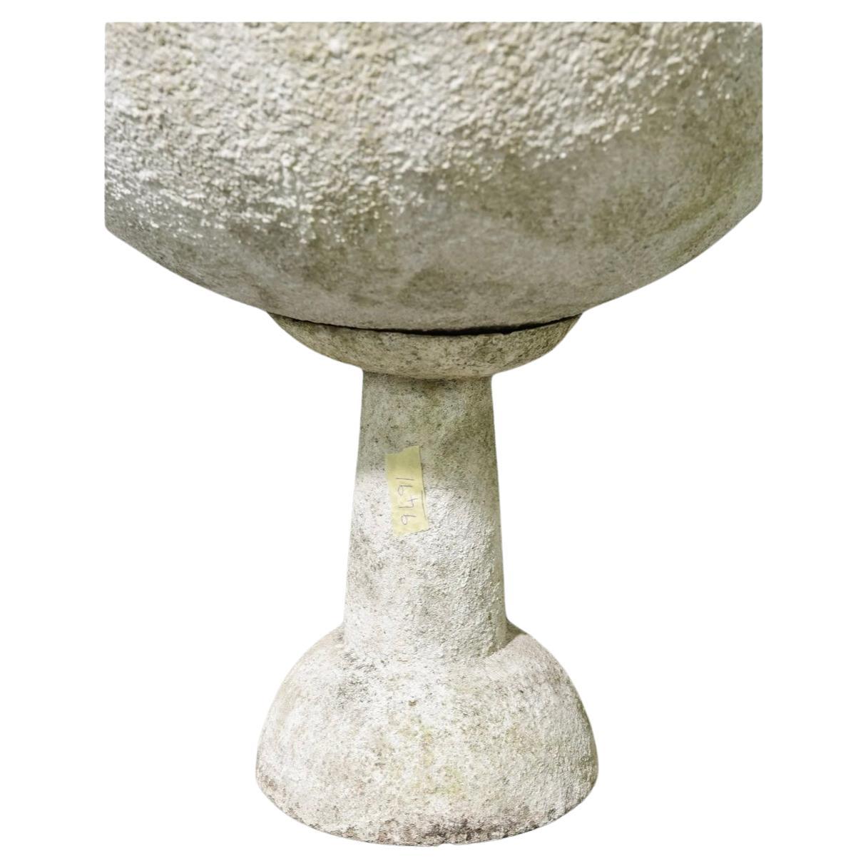 Mid-Century Modern Paire de jardinières européennes en pierre moulée/poterie sur socle en vente