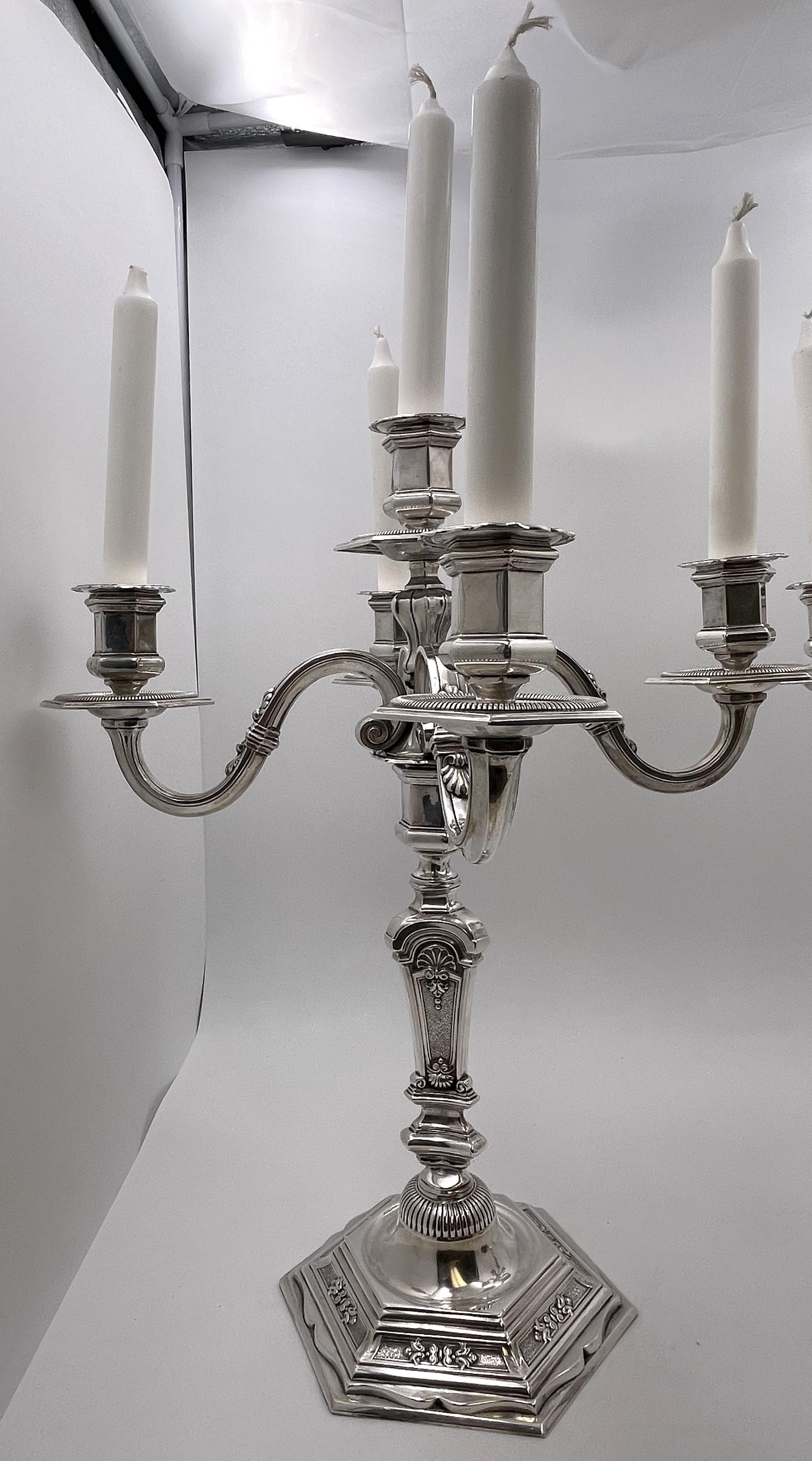Coppia di candelabri a 5 luci in argento continentale 0,800 della fine del XIX o dell'inizio del XX secolo, in stile francese, con motivi geometrici, naturali e di altro tipo. Misurano 18'' di altezza per 16'' da un braccio all'altro, pesano ben