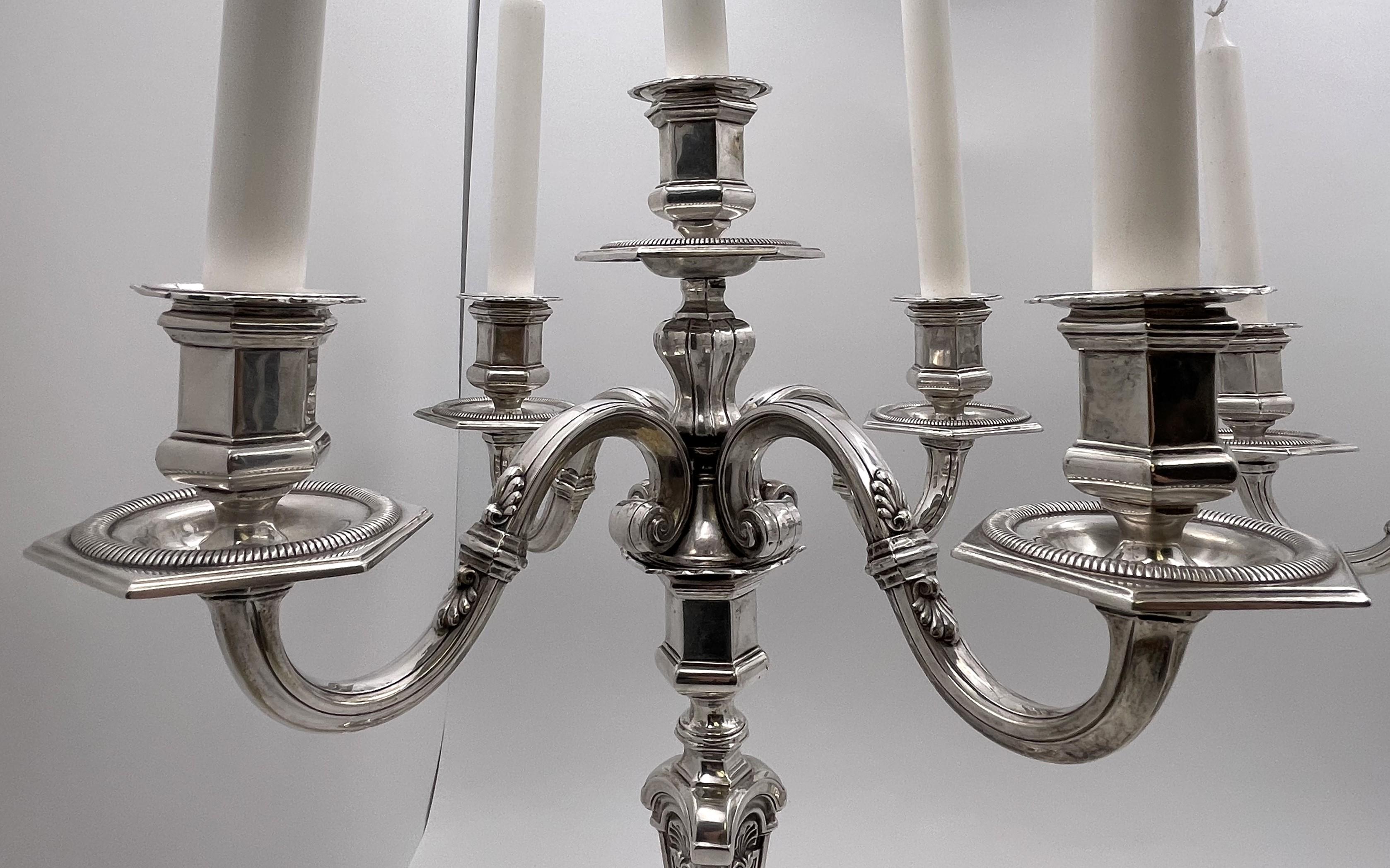Coppia di candelabri europei continentali a 5 luci Fine XIX/inizio XX secolo. In condizioni buone in vendita a New York, NY