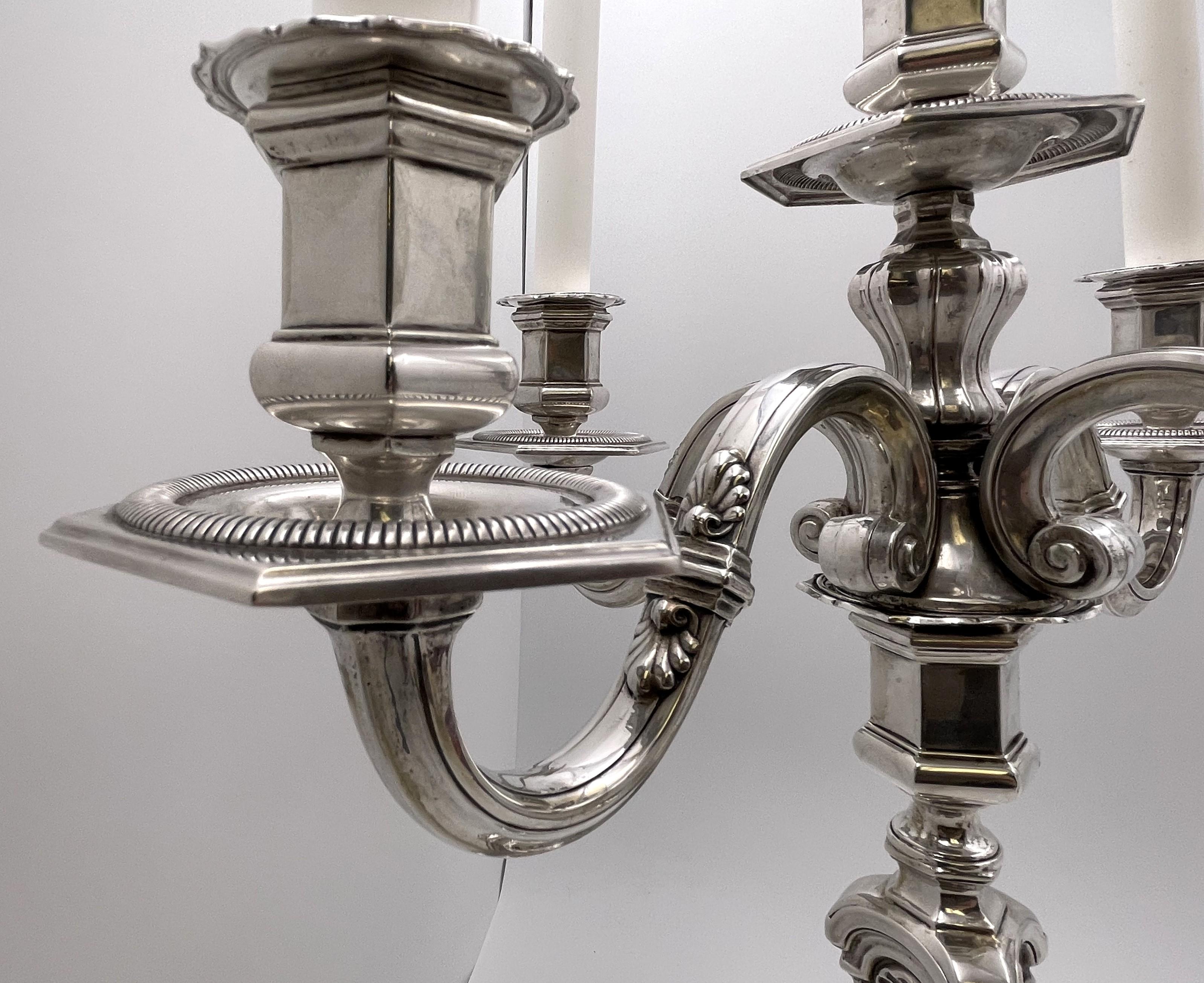 XIX secolo Coppia di candelabri europei continentali a 5 luci Fine XIX/inizio XX secolo. in vendita
