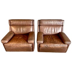 Paire de fauteuils club en cuir brun Durlet fabriqués en Belgique