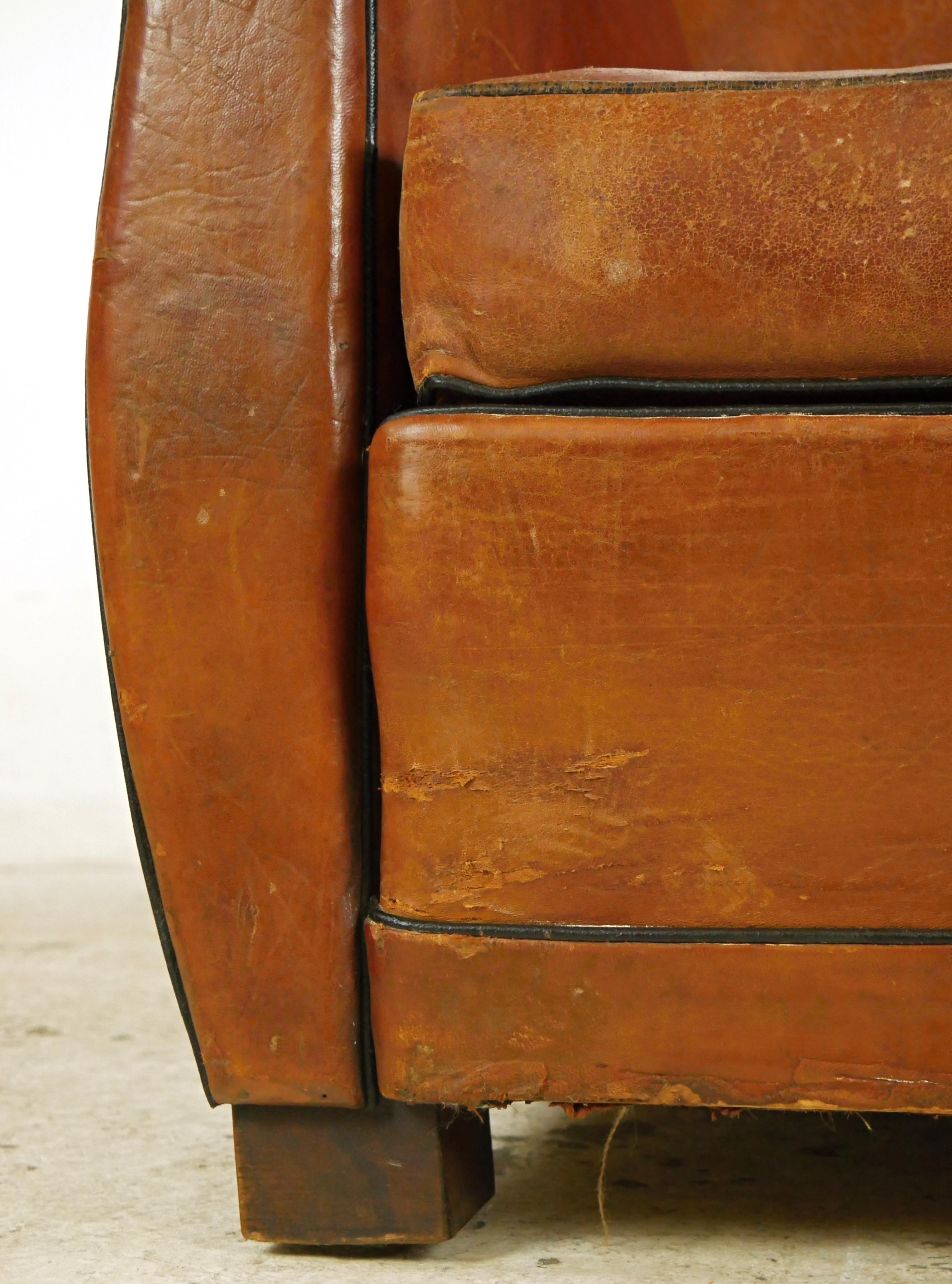 Pair of European French Brown Leather Club Chairs In Good Condition For Sale In New York, NY
