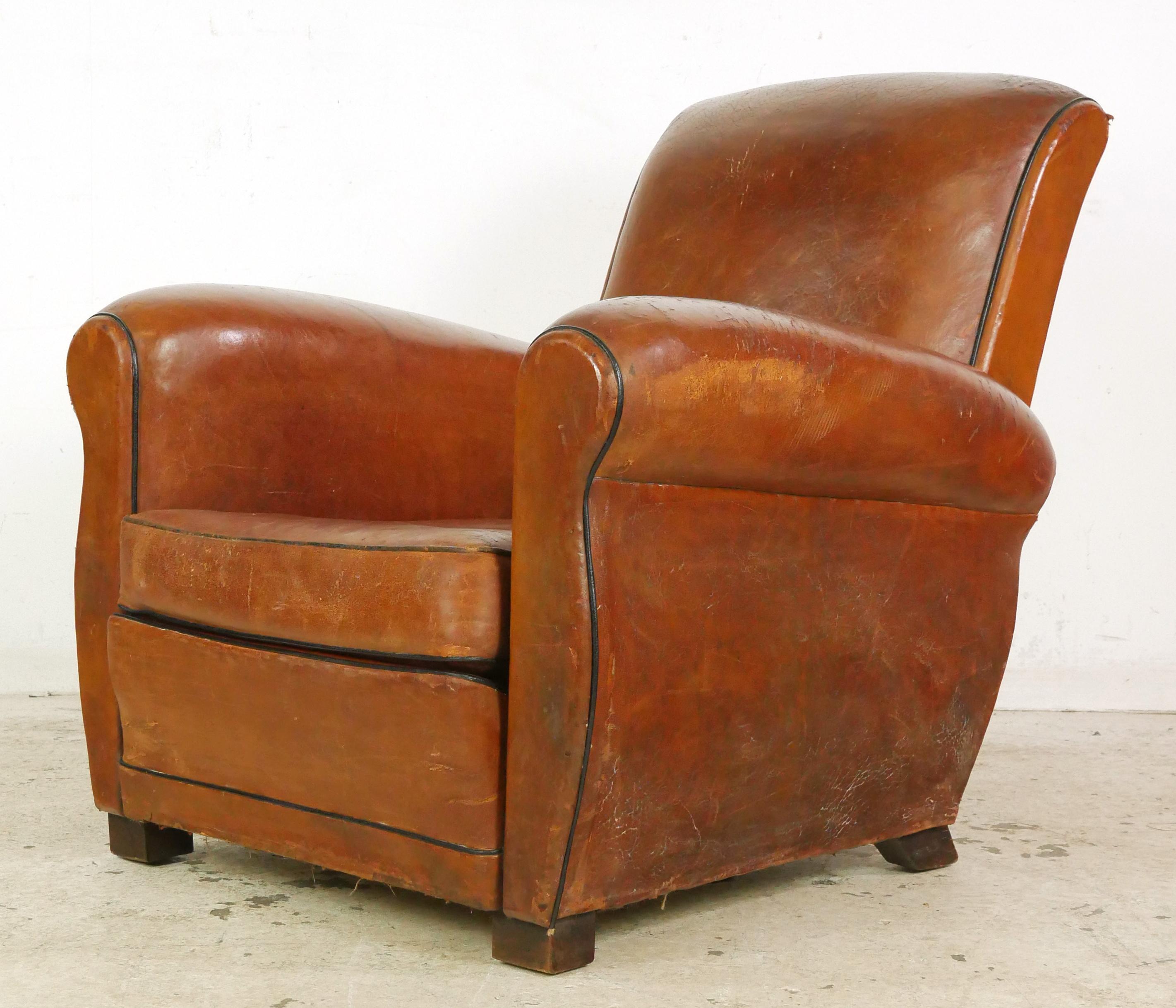 20th Century Pair of European French Brown Leather Club Chairs For Sale