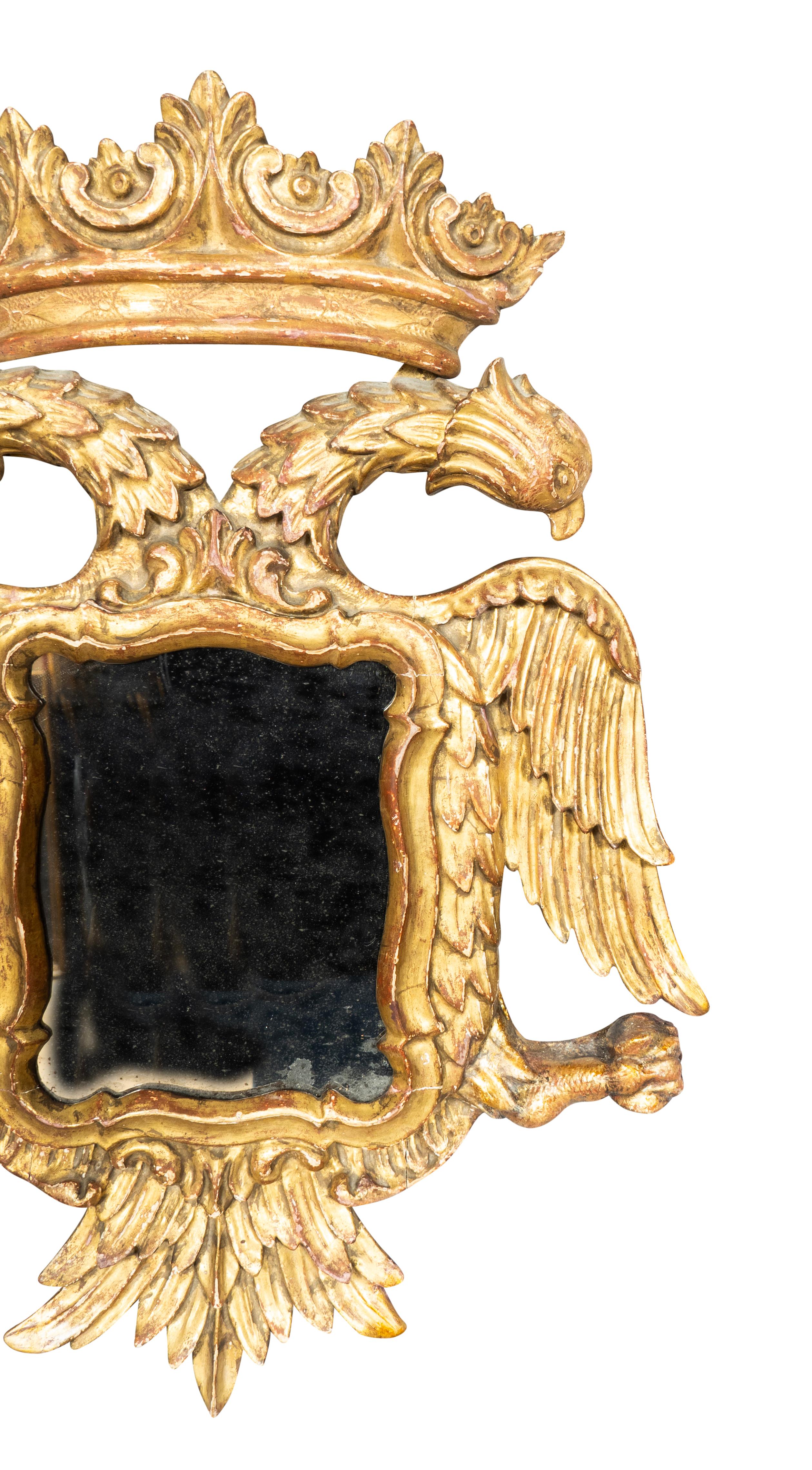 Coppia di specchi europei in legno dorato con doppia testa d'aquila in vendita 6