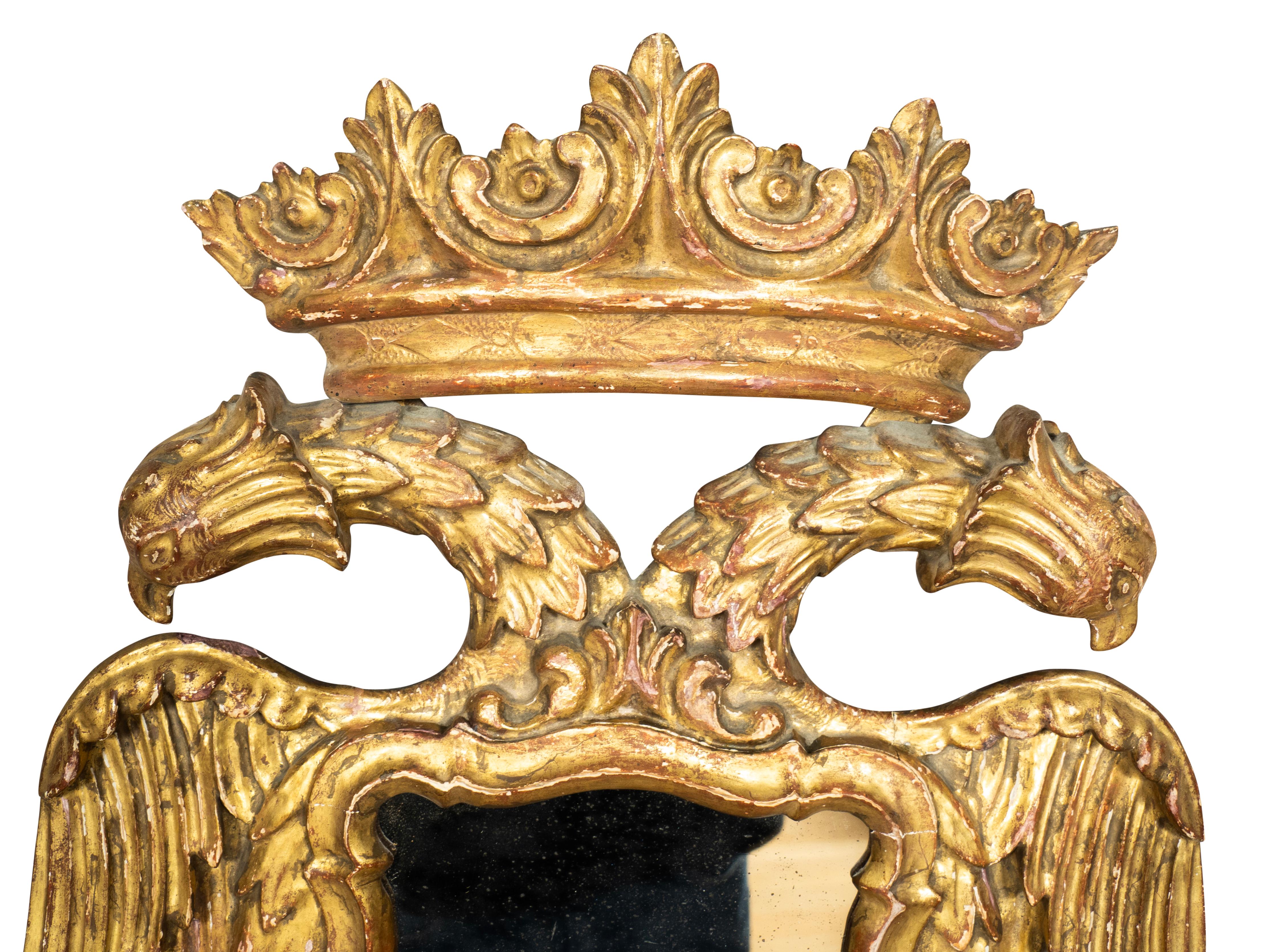 Coppia di specchi europei in legno dorato con doppia testa d'aquila in vendita 9