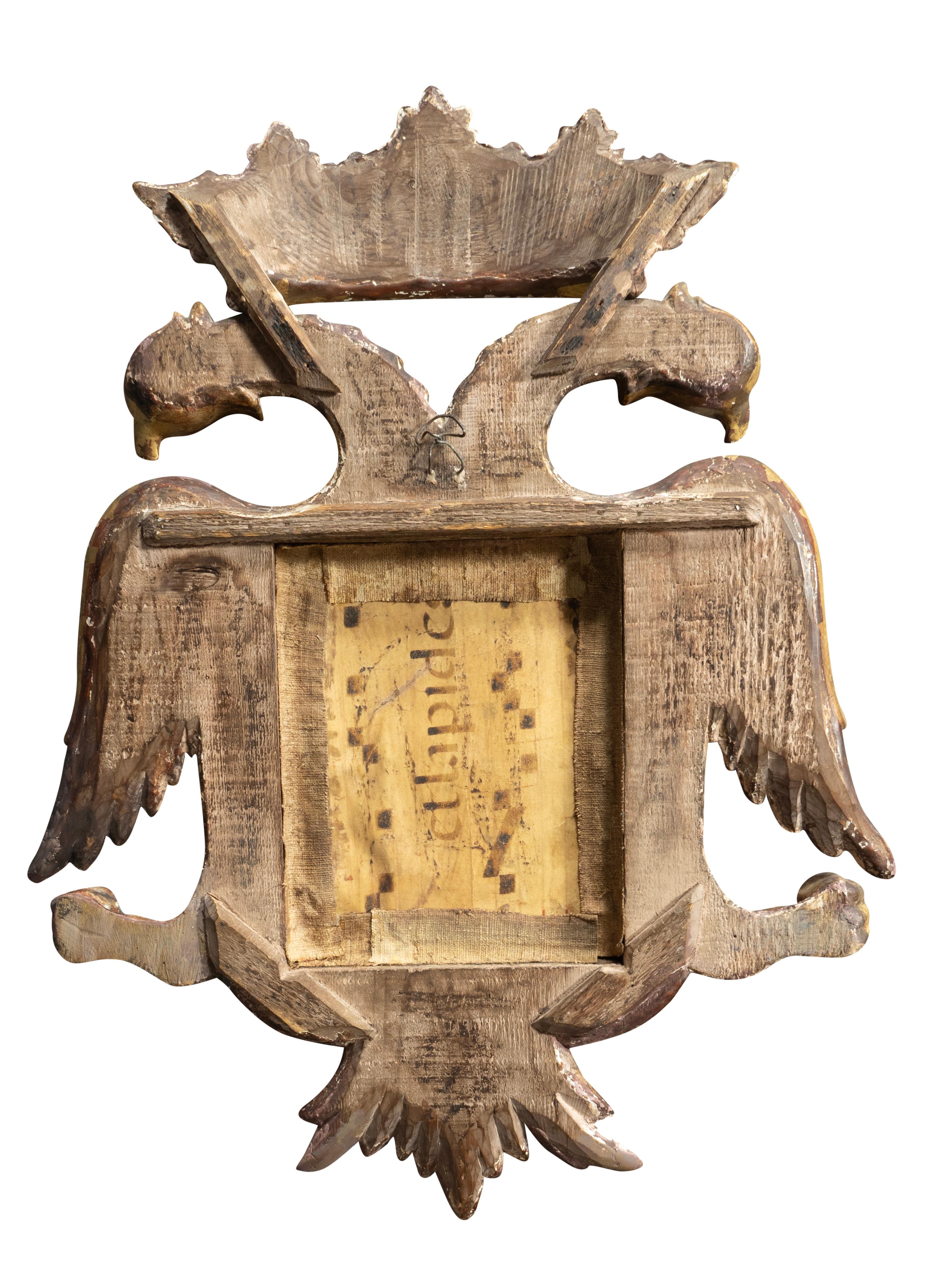 Coppia di specchi europei in legno dorato con doppia testa d'aquila in vendita 10