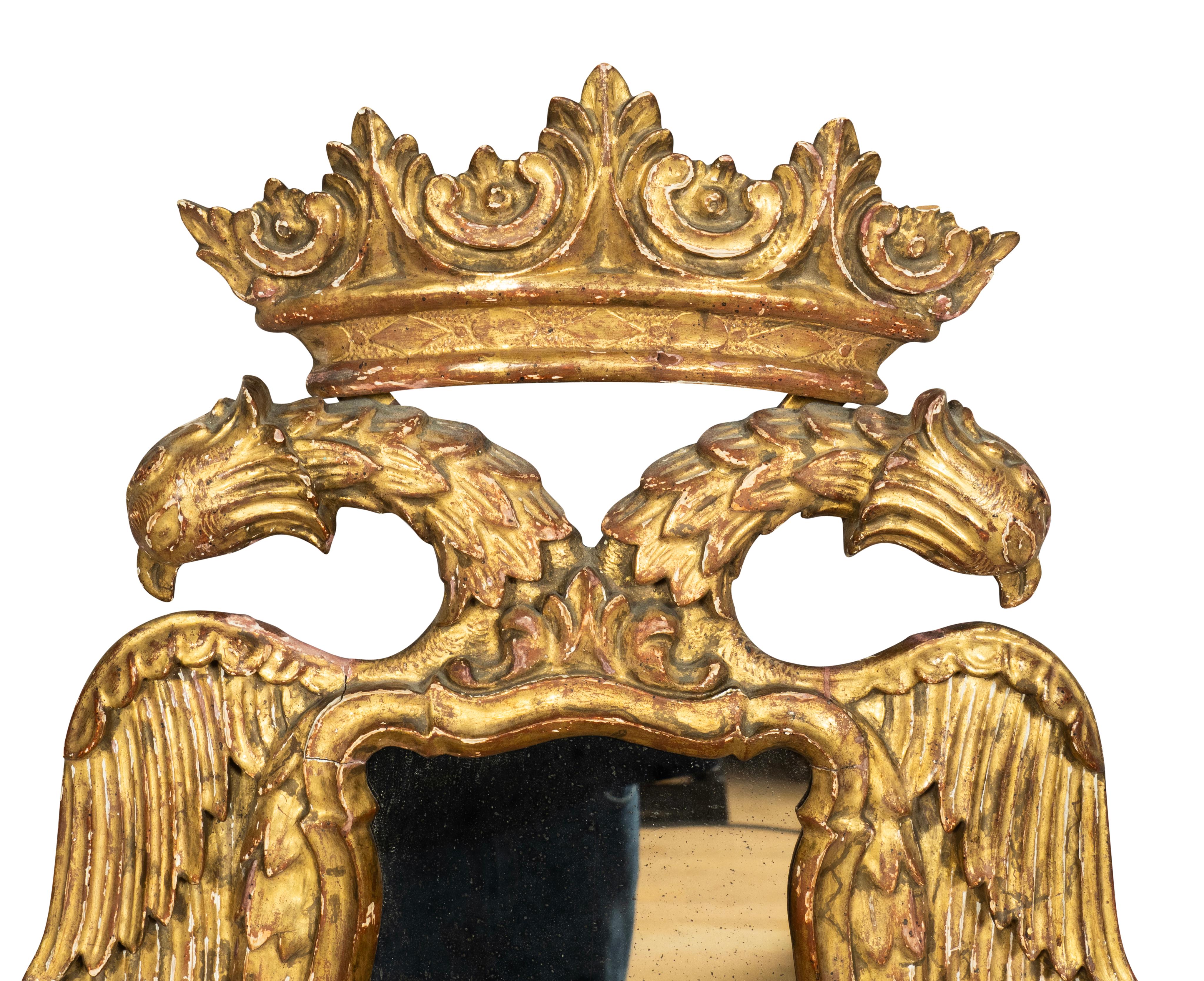 Coppia di specchi europei in legno dorato con doppia testa d'aquila In condizioni buone in vendita a Essex, MA