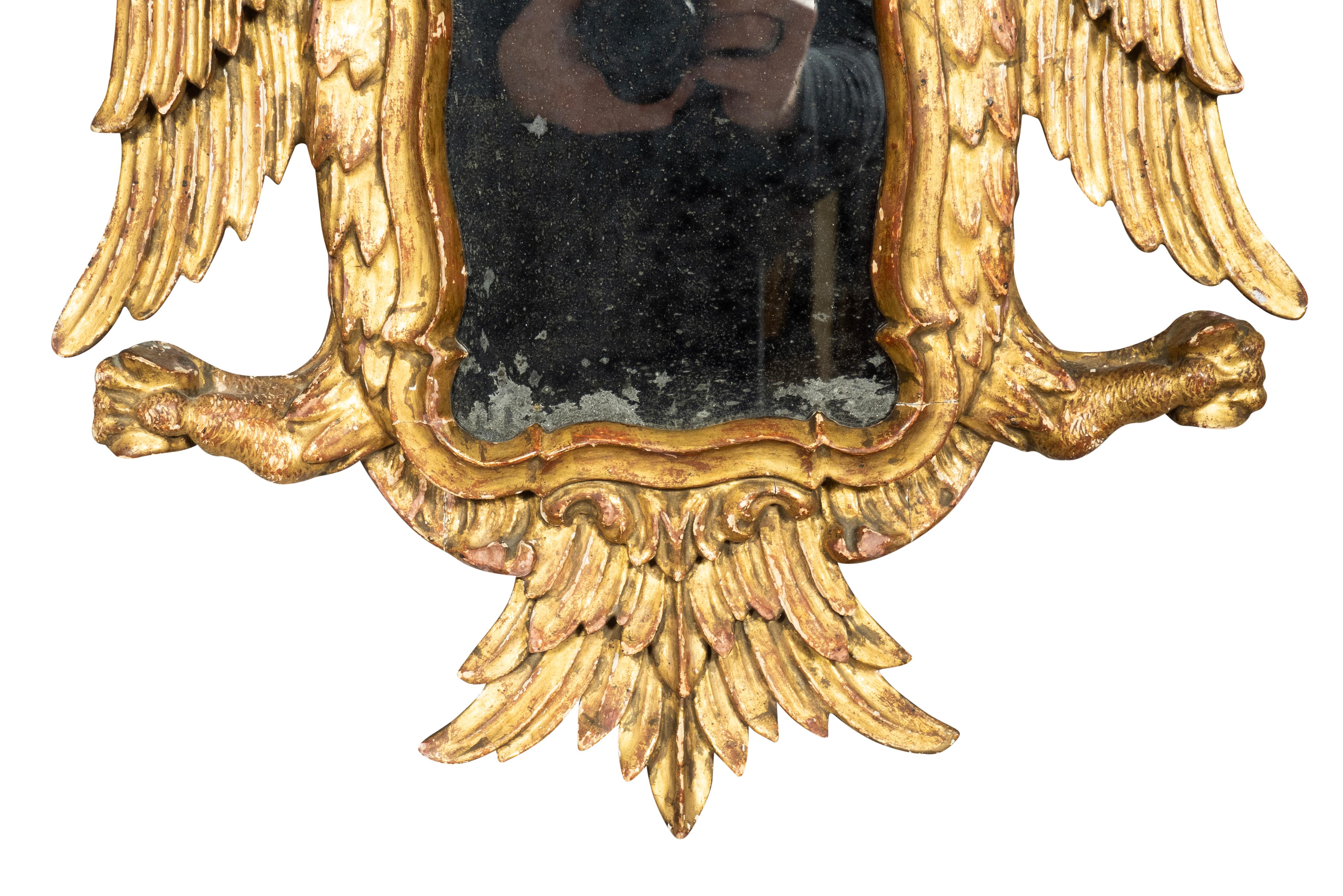 Fine XVIII secolo Coppia di specchi europei in legno dorato con doppia testa d'aquila in vendita
