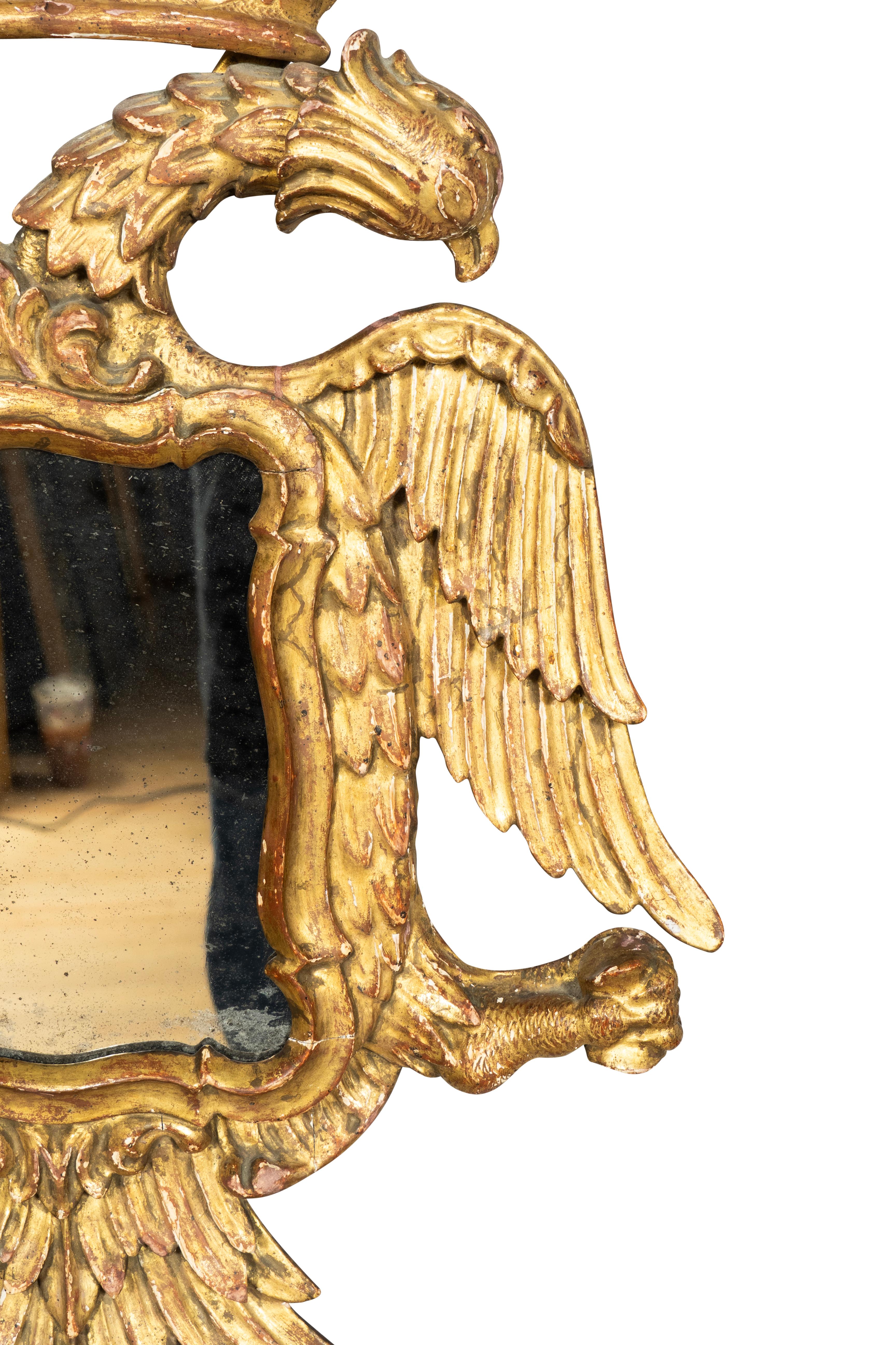 Coppia di specchi europei in legno dorato con doppia testa d'aquila in vendita 1