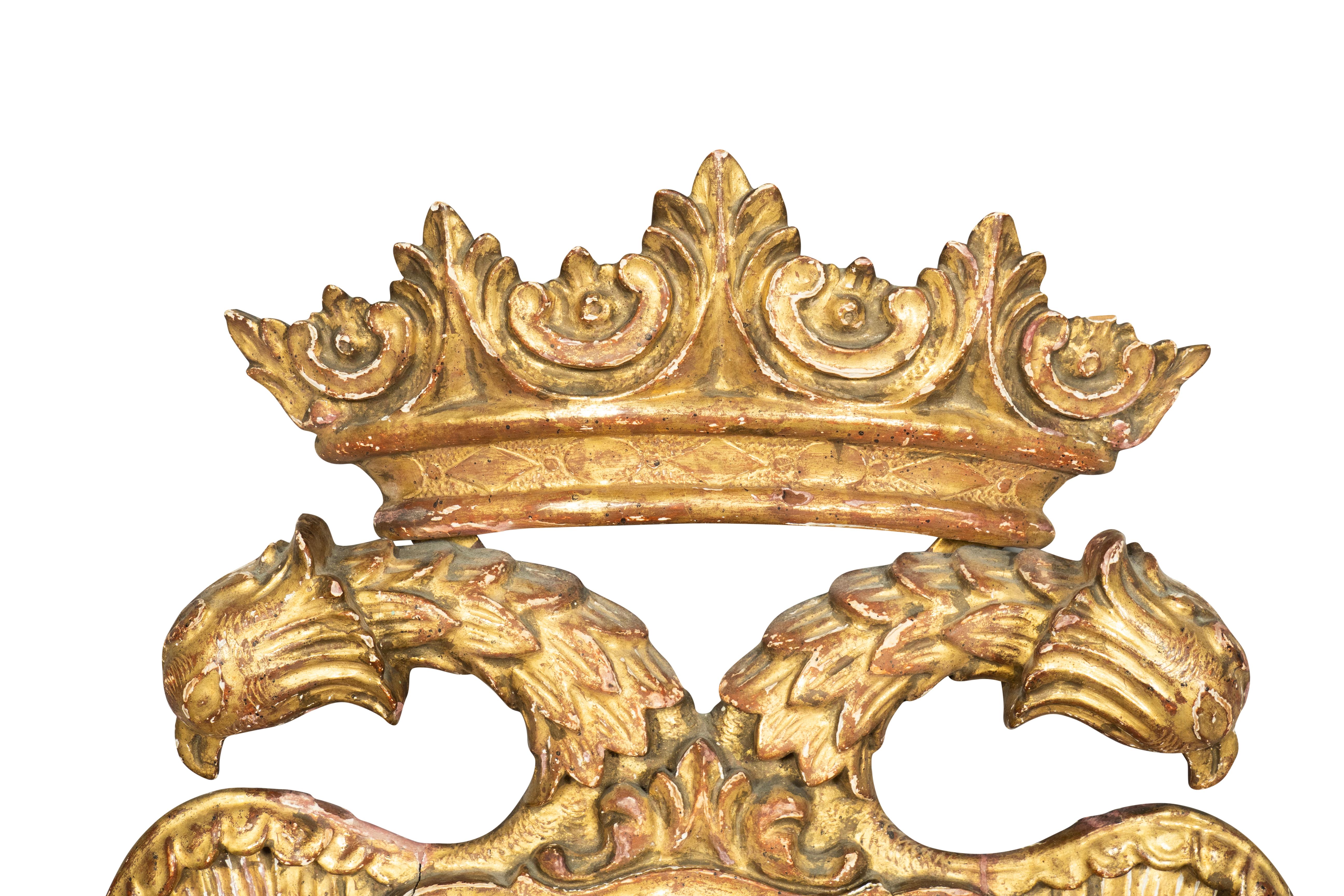 Coppia di specchi europei in legno dorato con doppia testa d'aquila in vendita 2