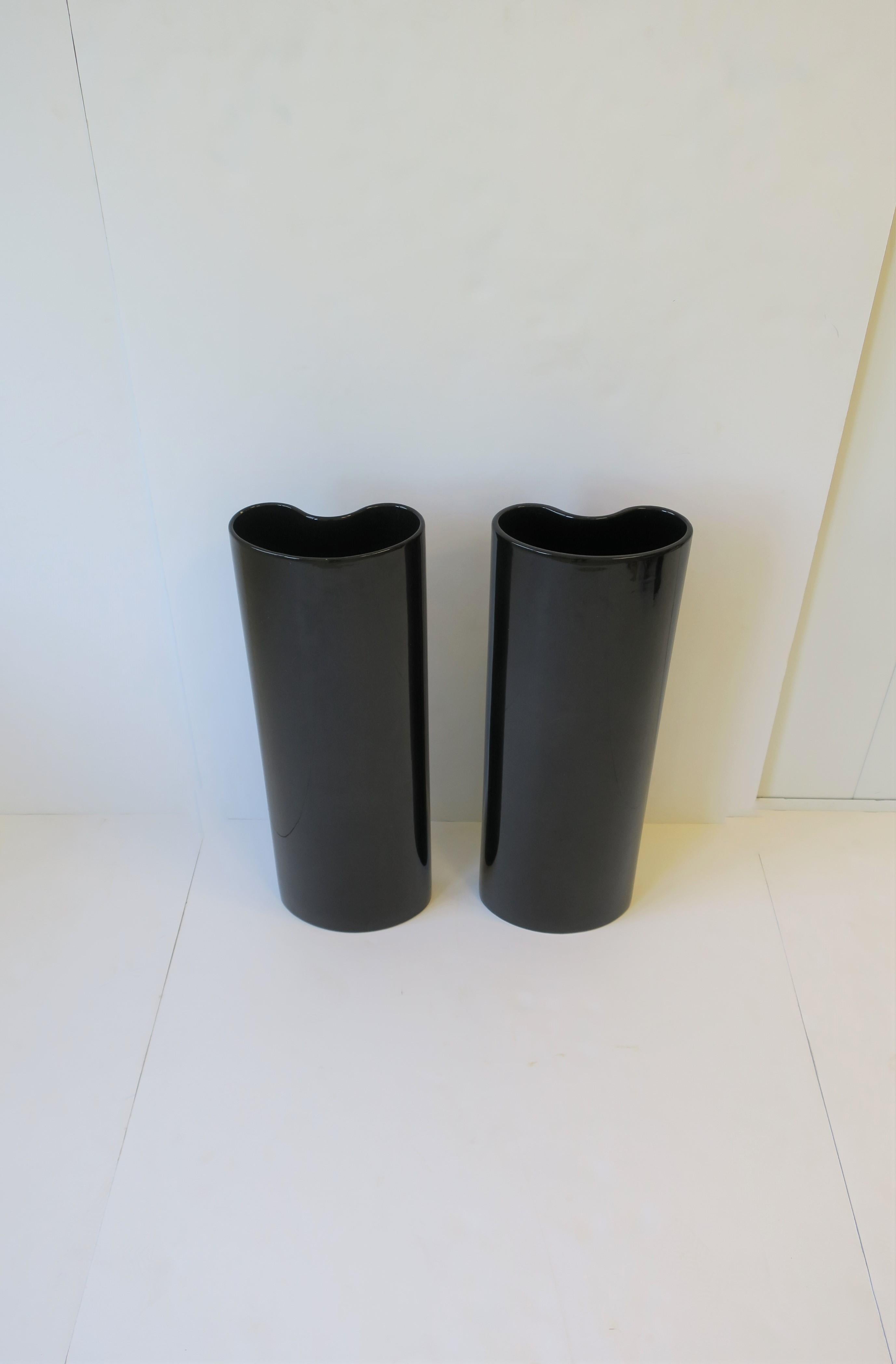 Paire de vases noirs de style organique moderne européen des années 90 en vente 10