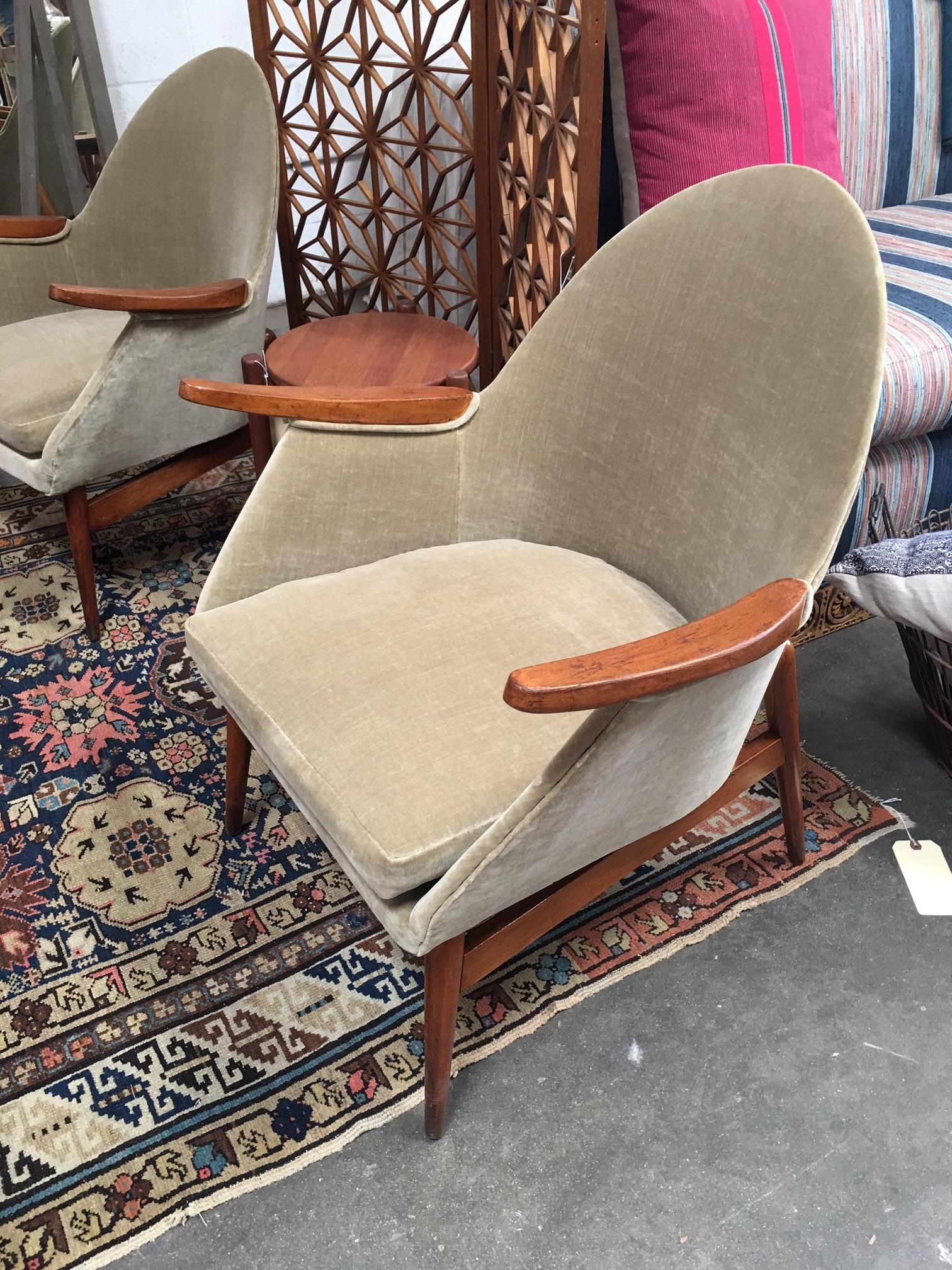 Pair of European Mid-Century Modern Chairs In Good Condition In Los Angeles, CA