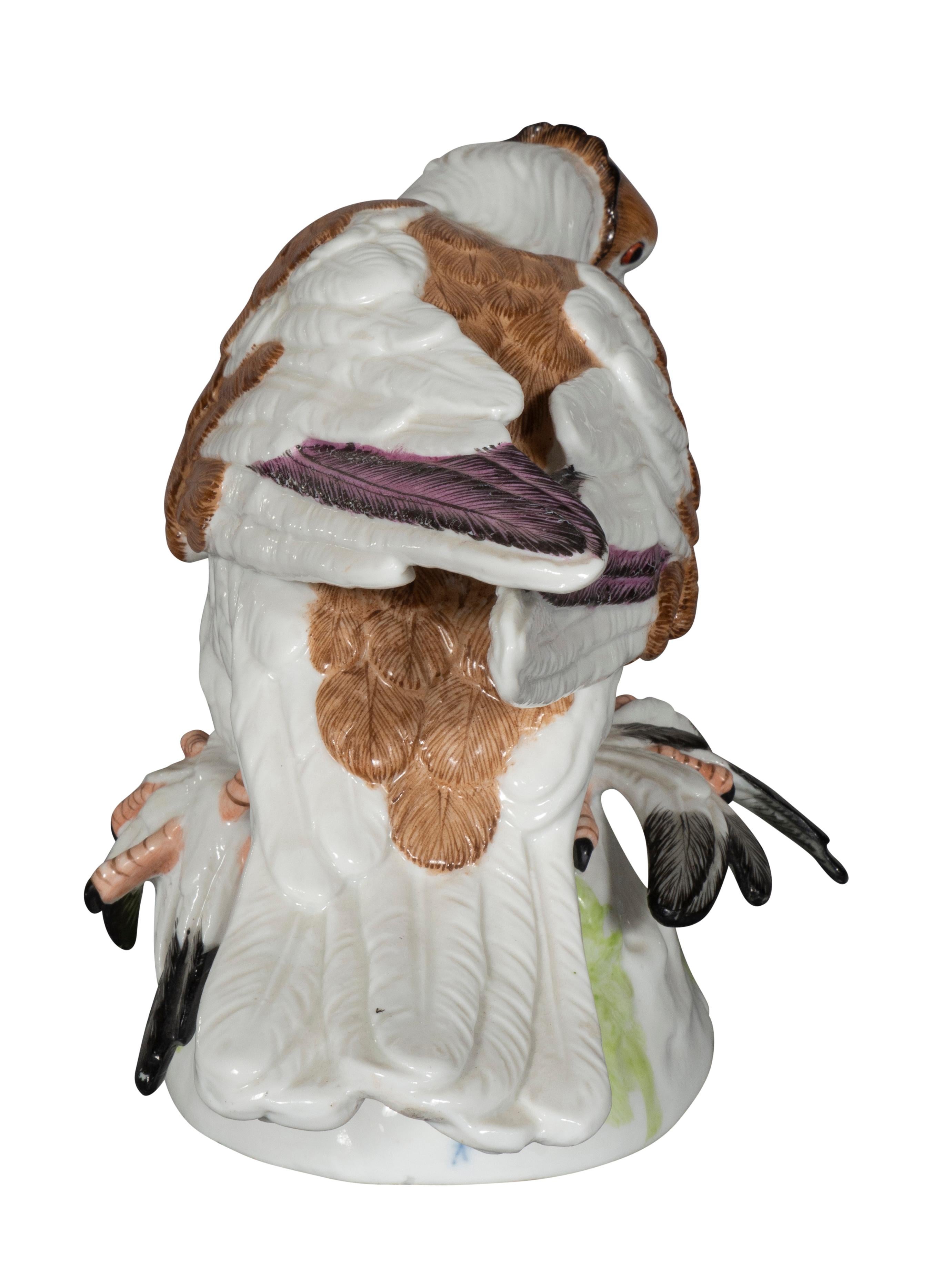 Par de  Figuras De Porcelana Europea De Palomas Trompeteras Inglesas siglo XIX en venta