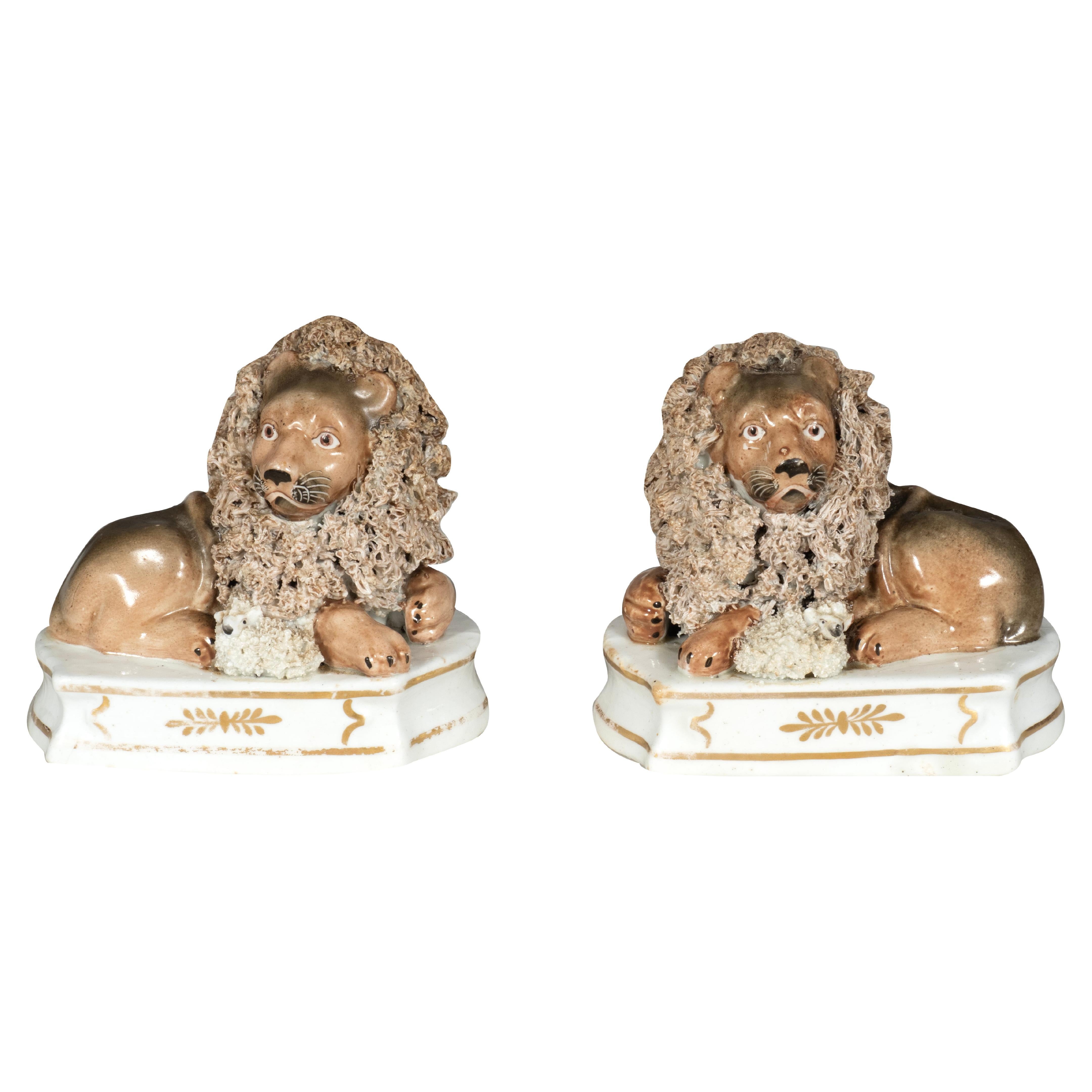 Pareja De Figuras De Porcelana Europea De Leones Reclinados