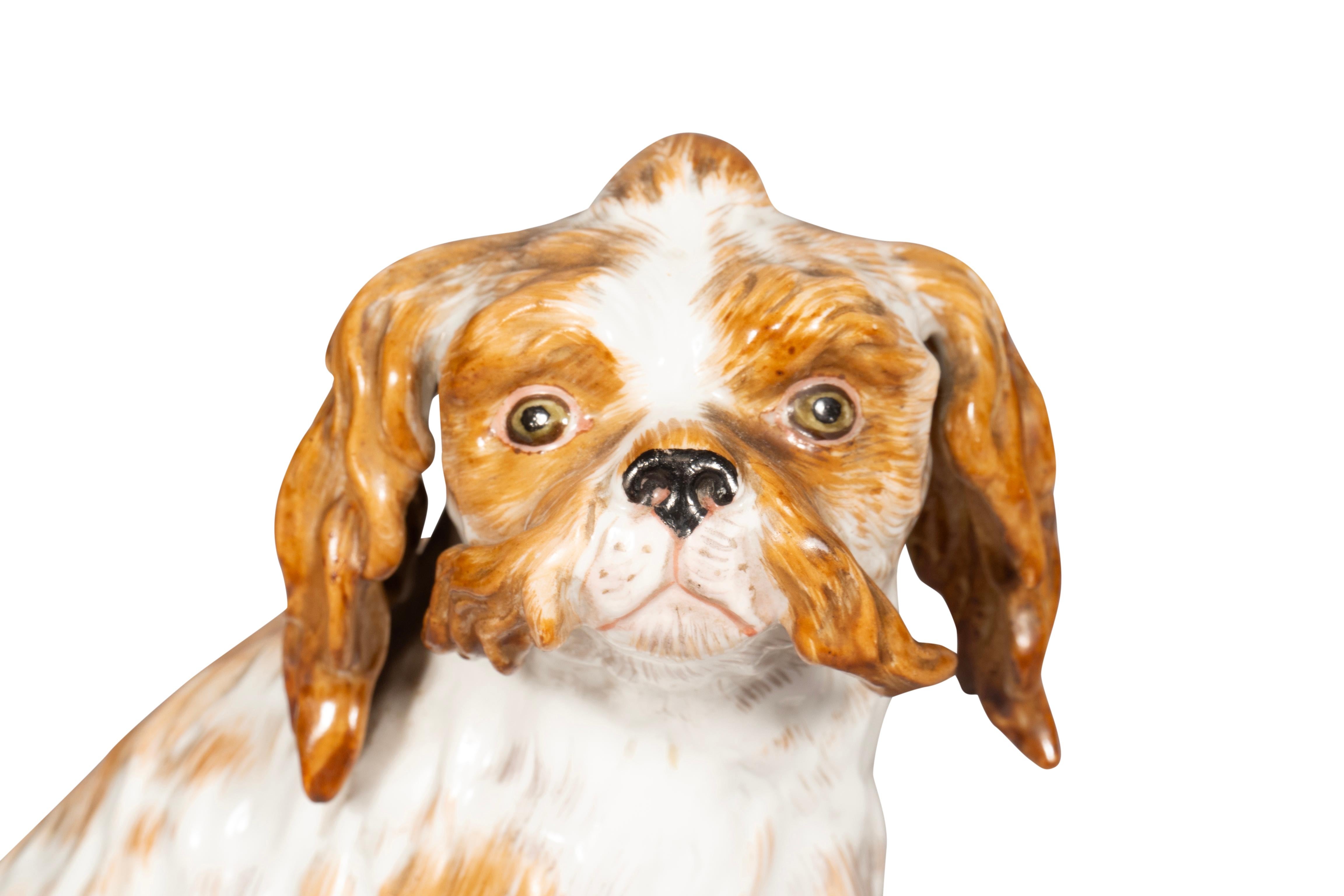Pareja De Figuras De Porcelana Europea De Spaniels en venta 2