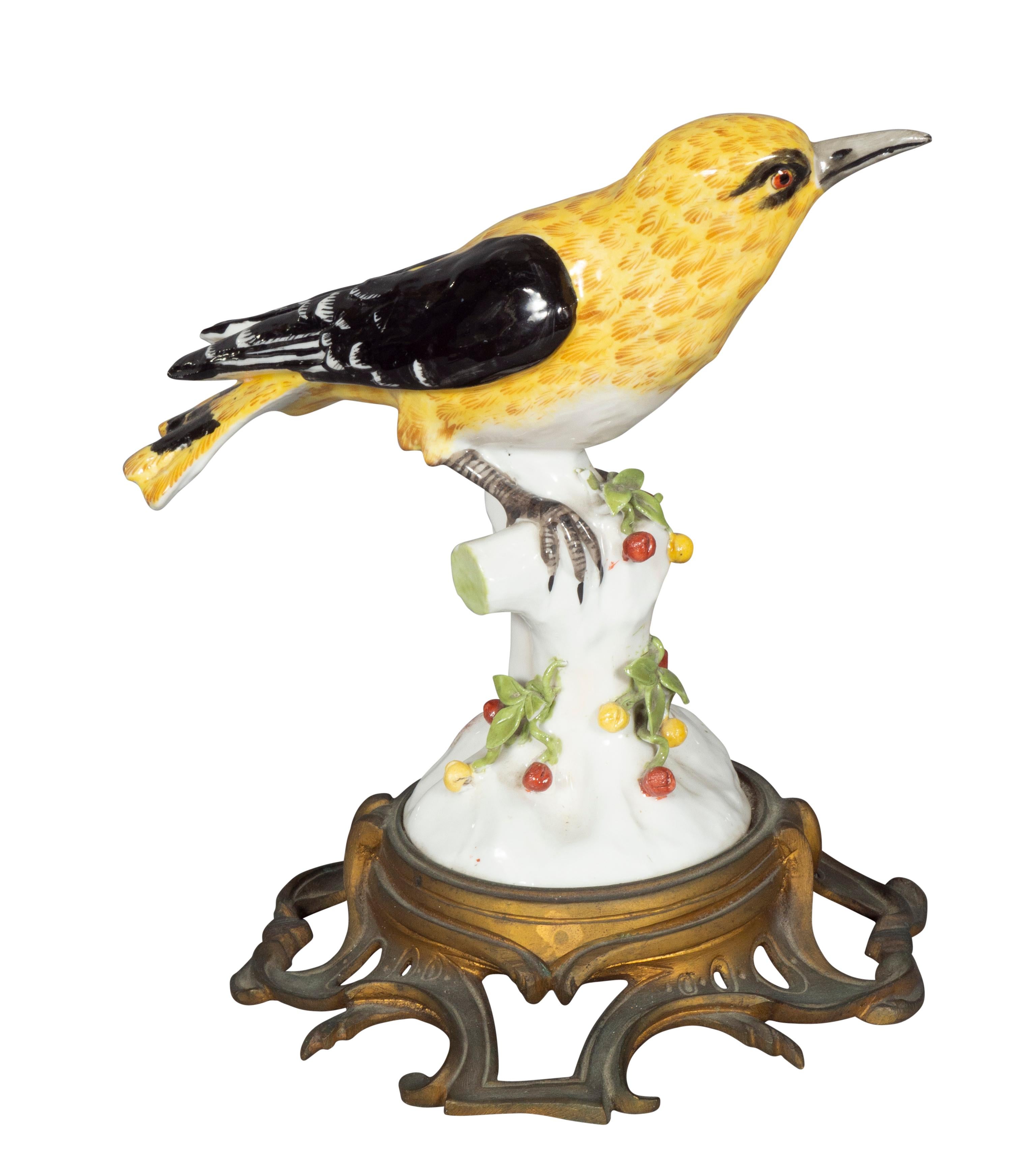 Paire de figurines d'oiseaux de soleil en porcelaine européenne en vente 5
