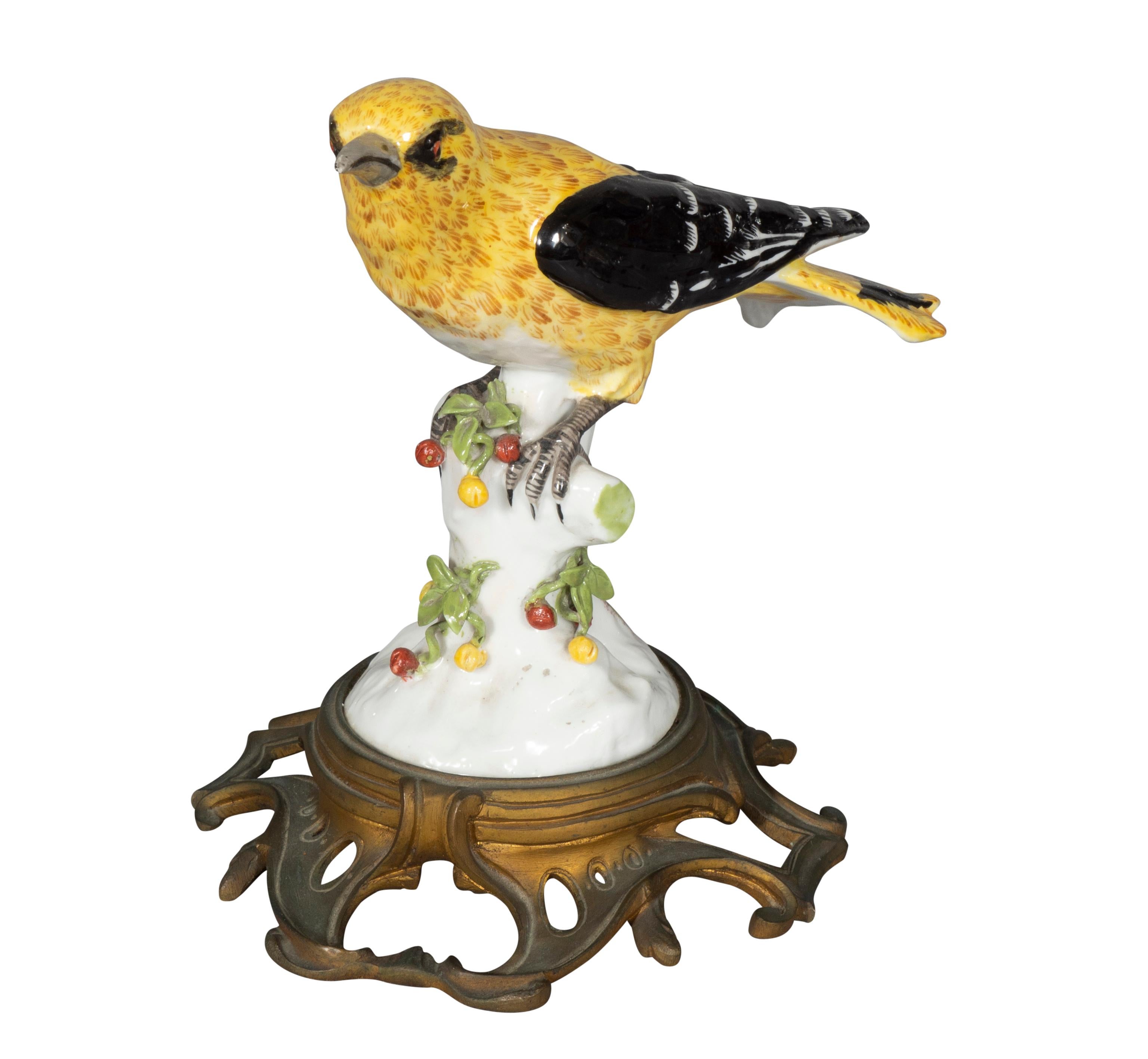 Paire de figurines d'oiseaux de soleil en porcelaine européenne en vente 8