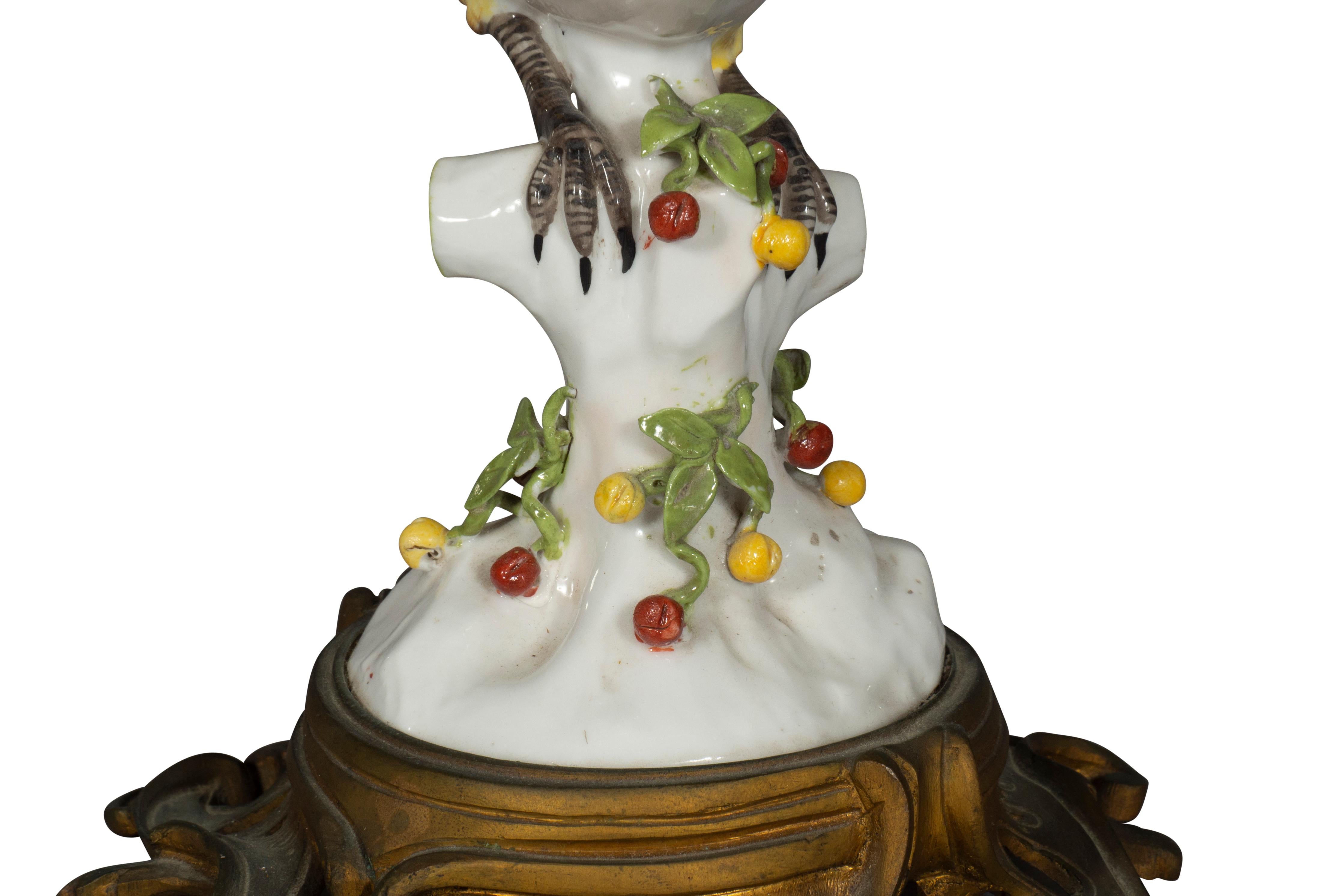 Pareja de Figuras de Porcelana Europea de Aves Solares en venta 10