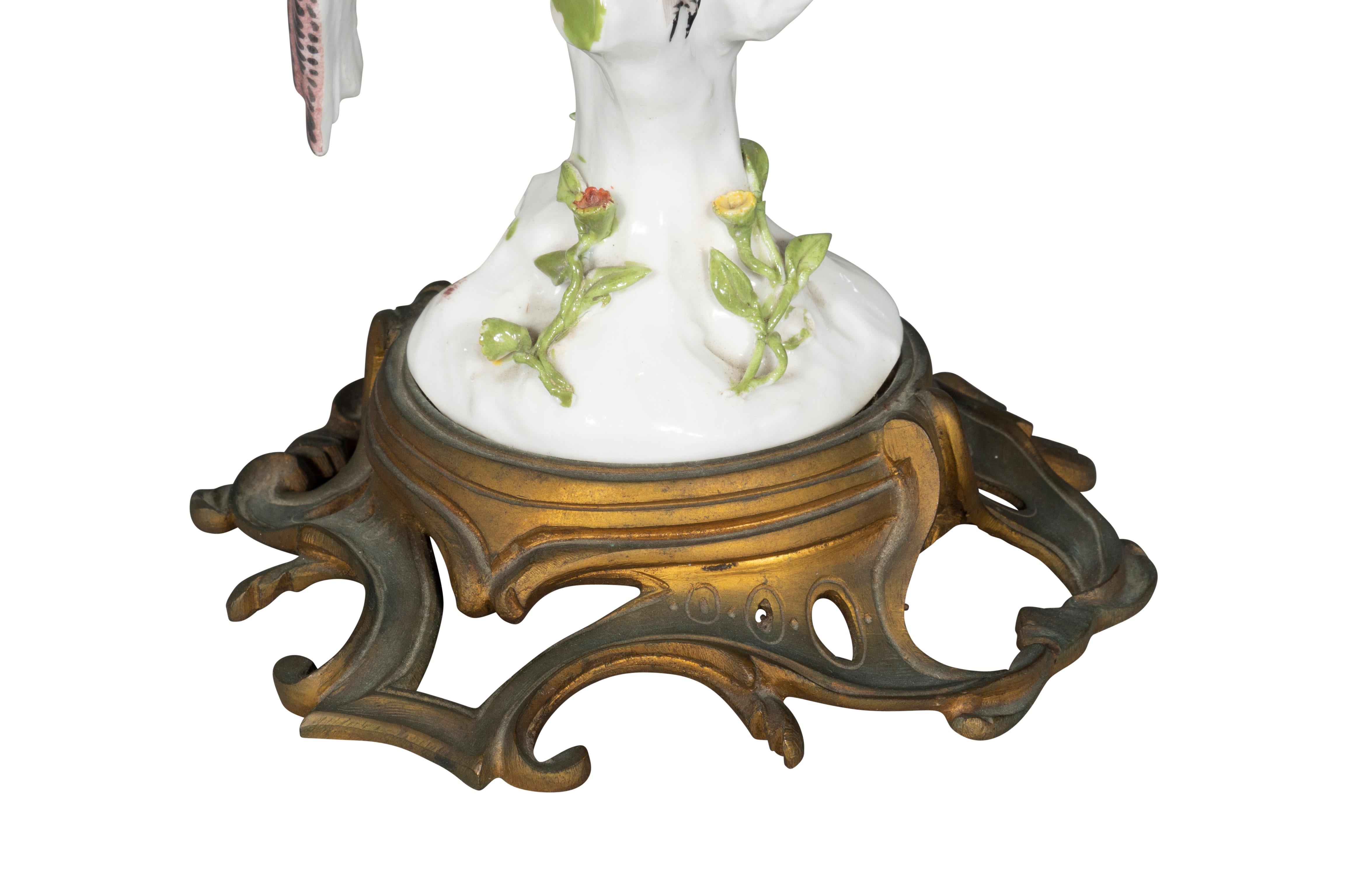 Porcelaine Paire de figurines d'oiseaux de soleil en porcelaine européenne en vente