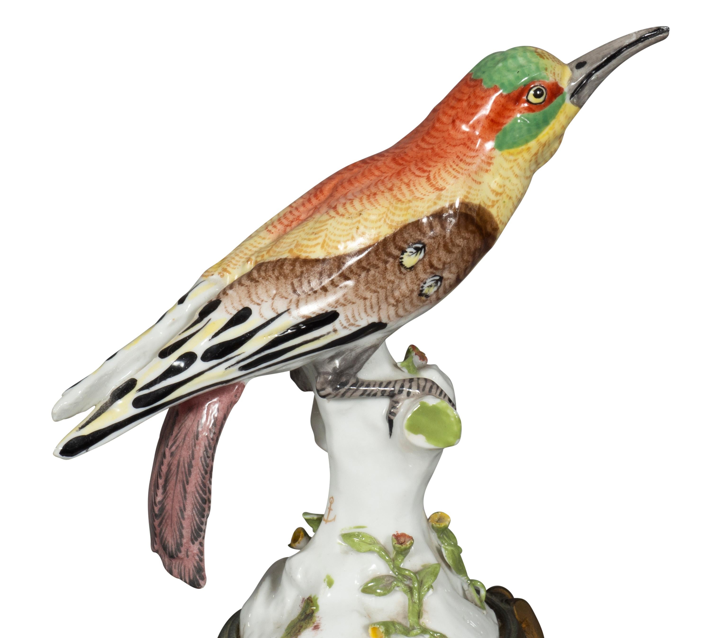 Paire de figurines d'oiseaux de soleil en porcelaine européenne en vente 1
