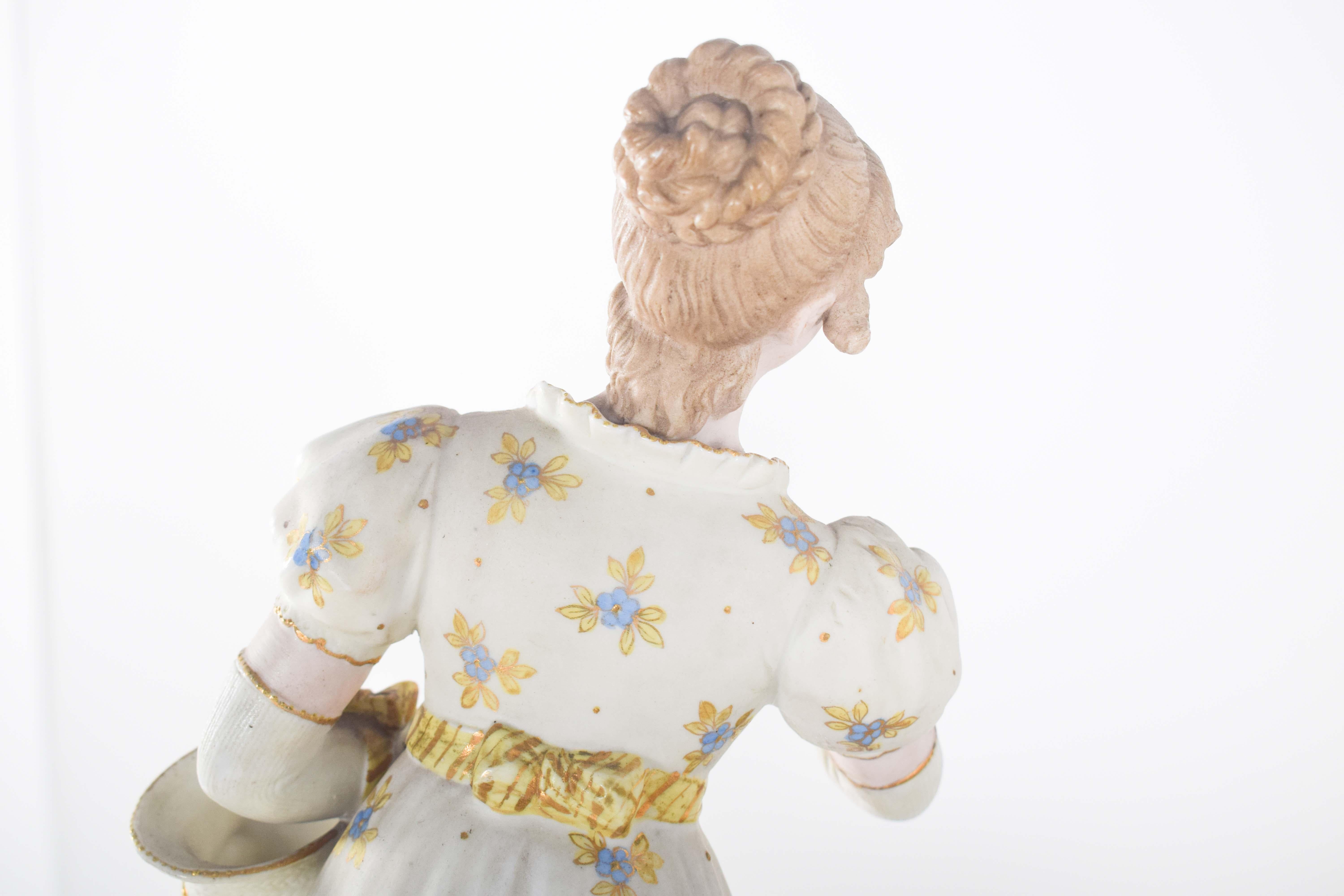 Coppia di statuette europee in porcellana in vendita 3