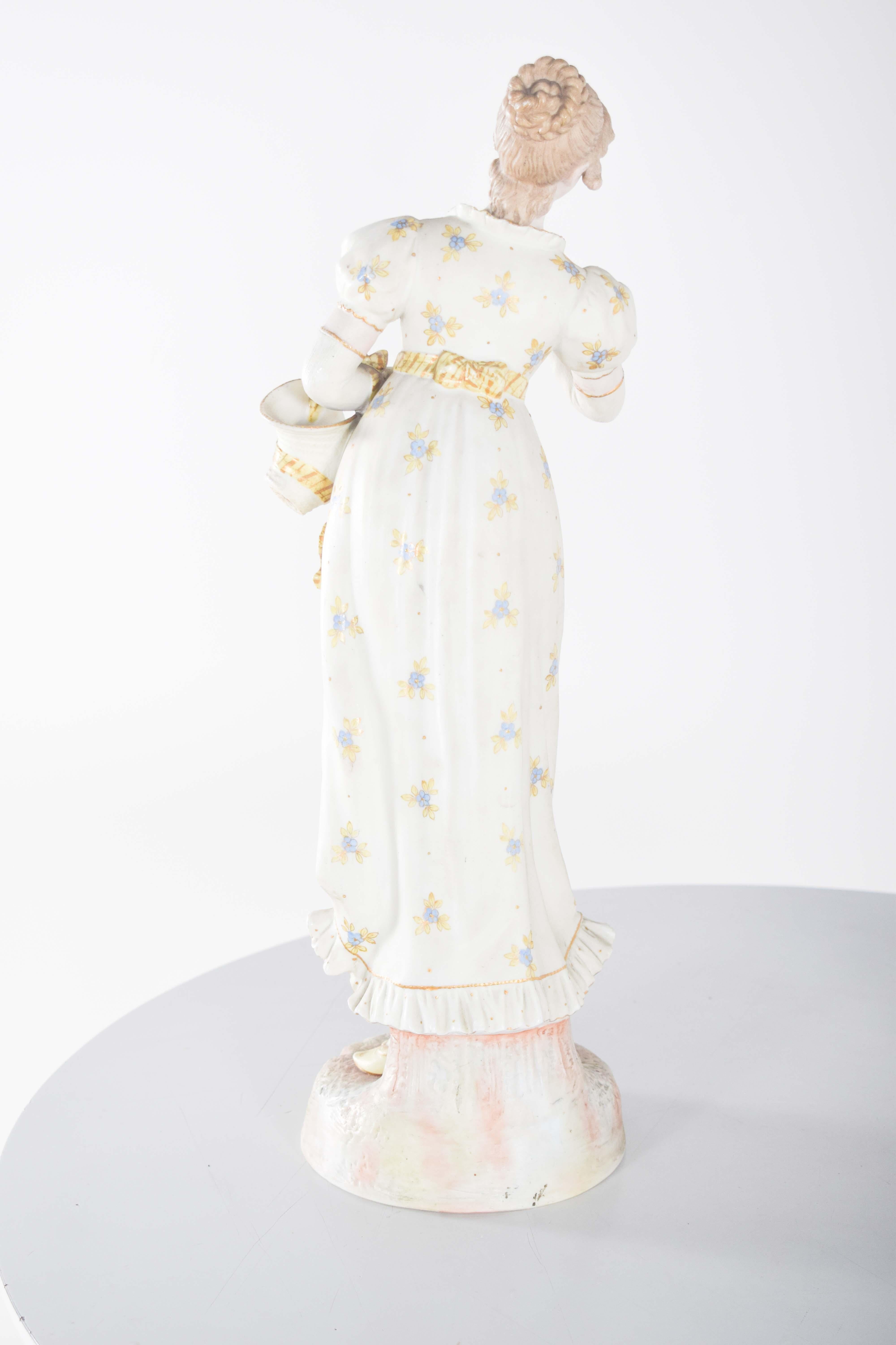 Coppia di statuette europee in porcellana in vendita 1
