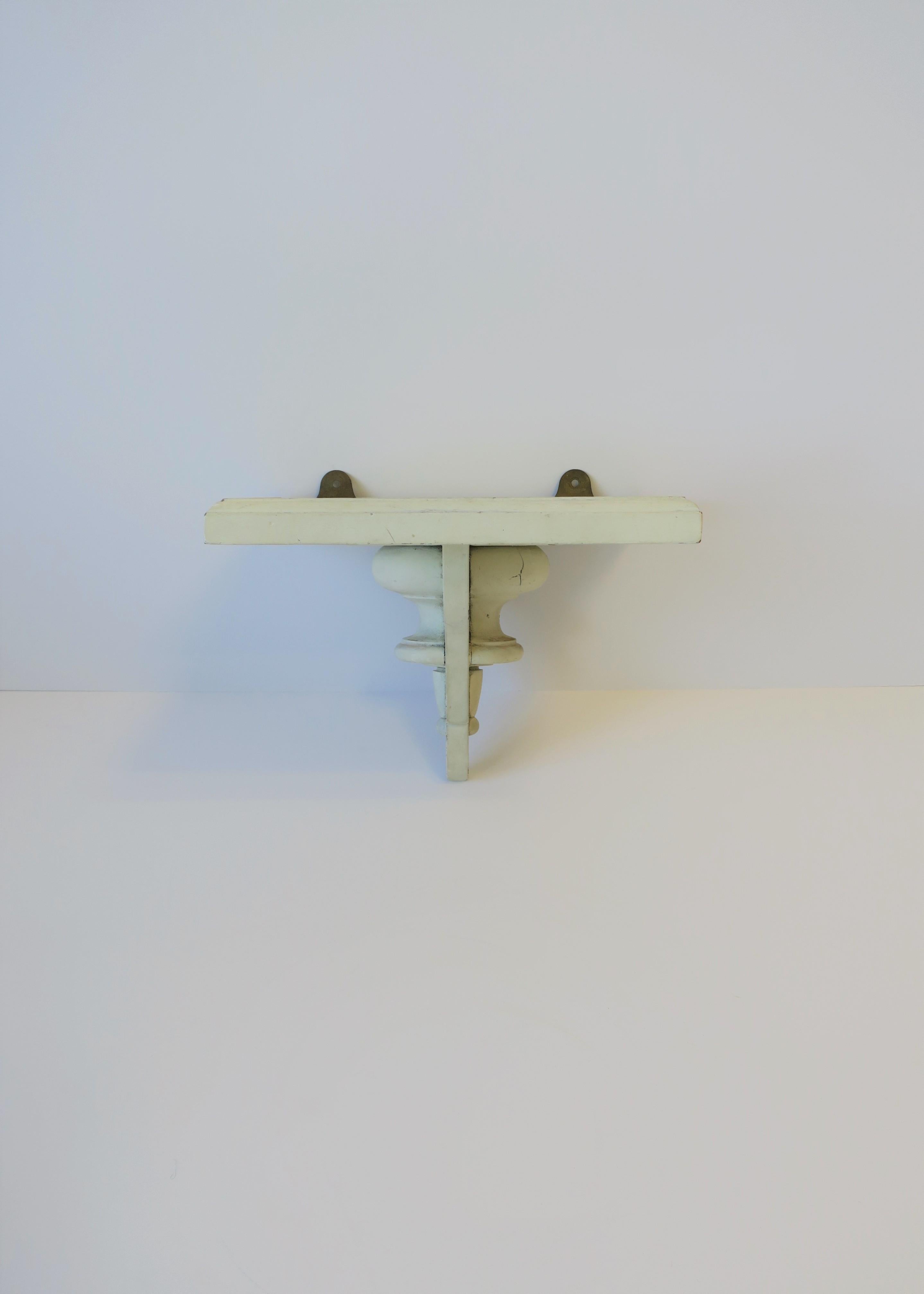 Mensole da parete in legno tornito bianco per vasi, sculture, oggetti decorativi, coppia in vendita 7