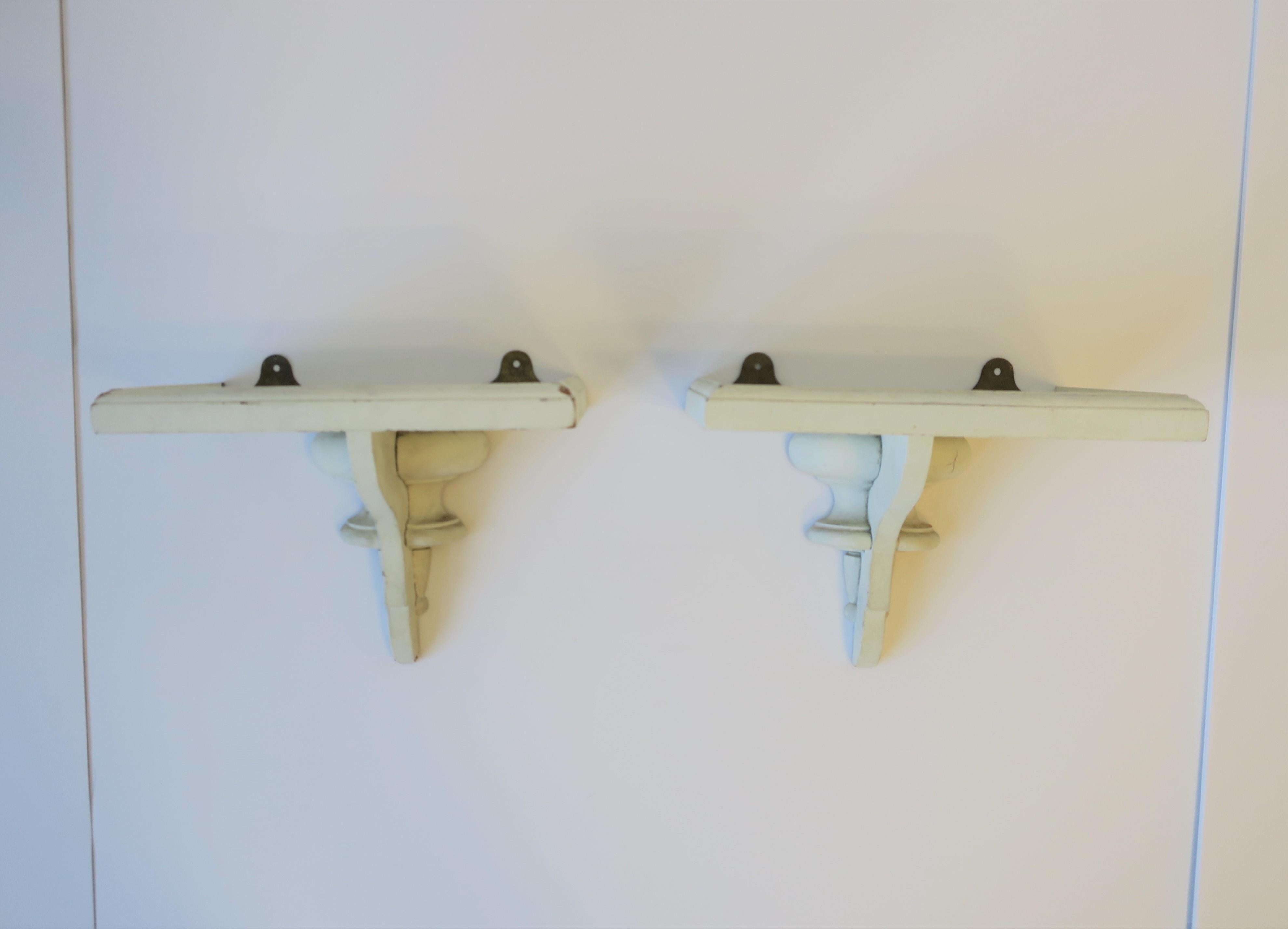 Coppia di mensole da parete in legno tornito dipinto di bianco con bordo a galleria, circa inizio XX secolo. Il set può essere utilizzato per esporre vasi, sculture, oggetti decorativi, conchiglie (dimostrate), etc. Preparato per essere consegnato