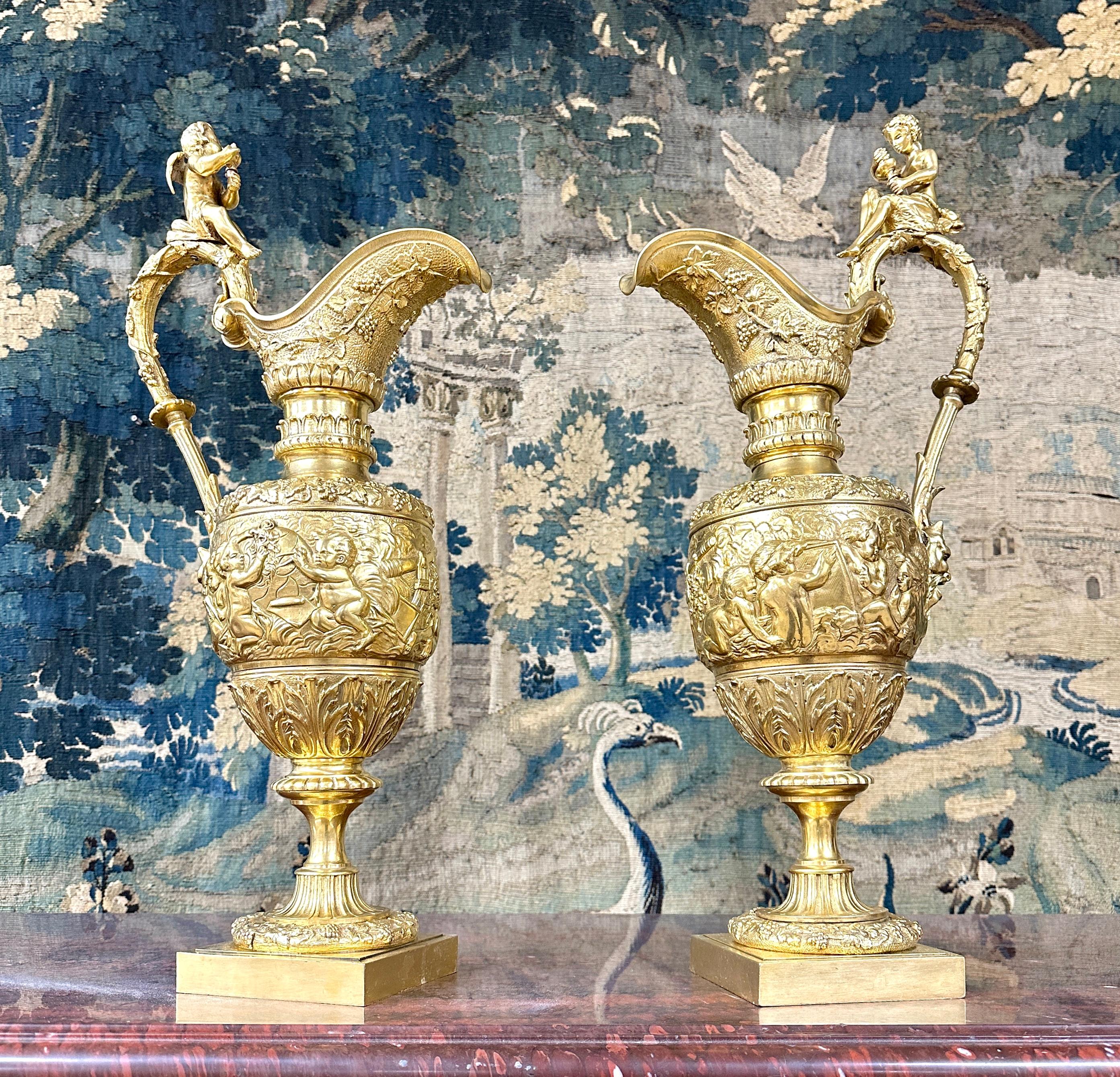 Paire d'aiguières en bronze doré avec boules de vignes et raisins, période Napoléon III en vente 3