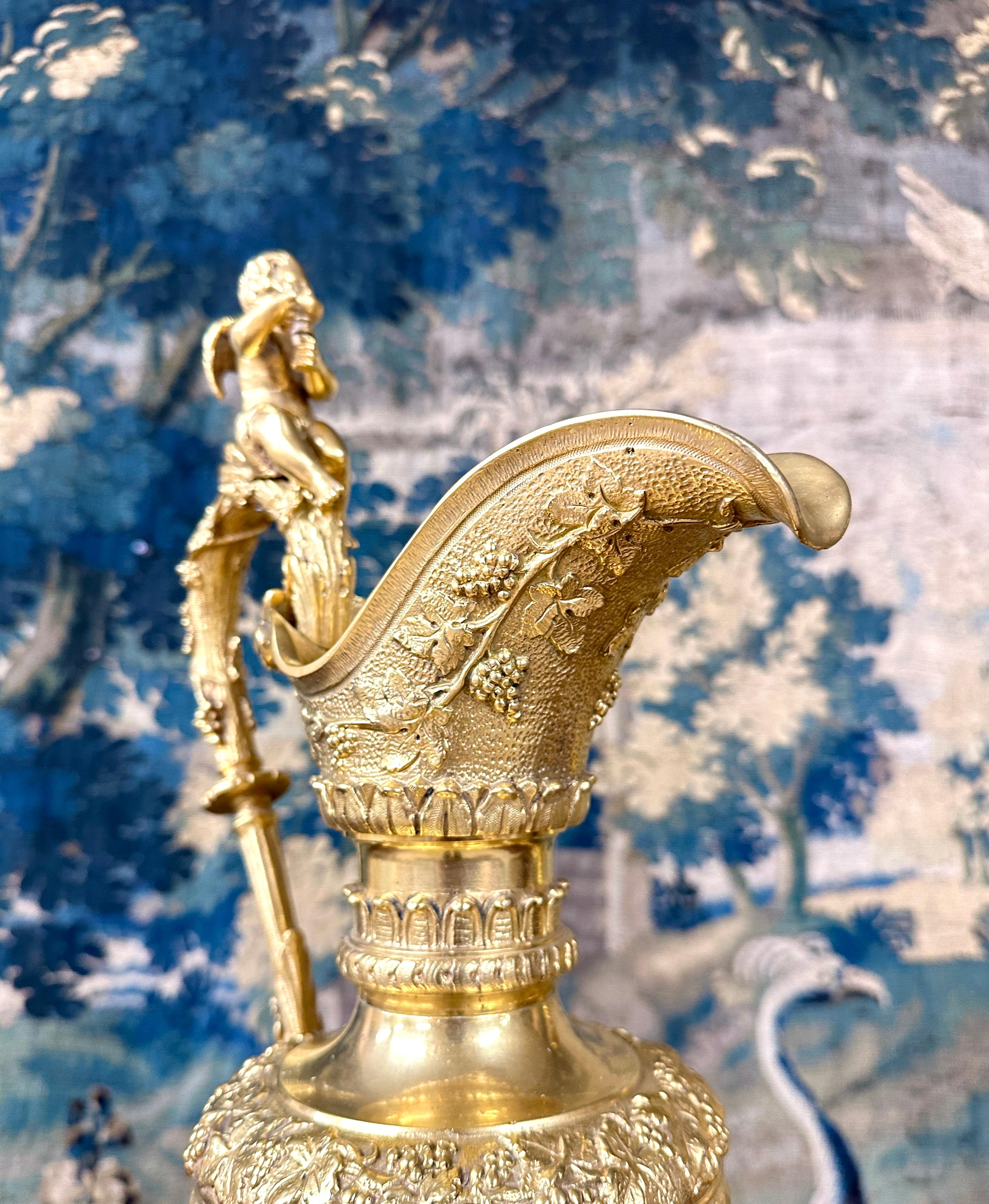 Français Paire d'aiguières en bronze doré avec boules de vignes et raisins, période Napoléon III en vente