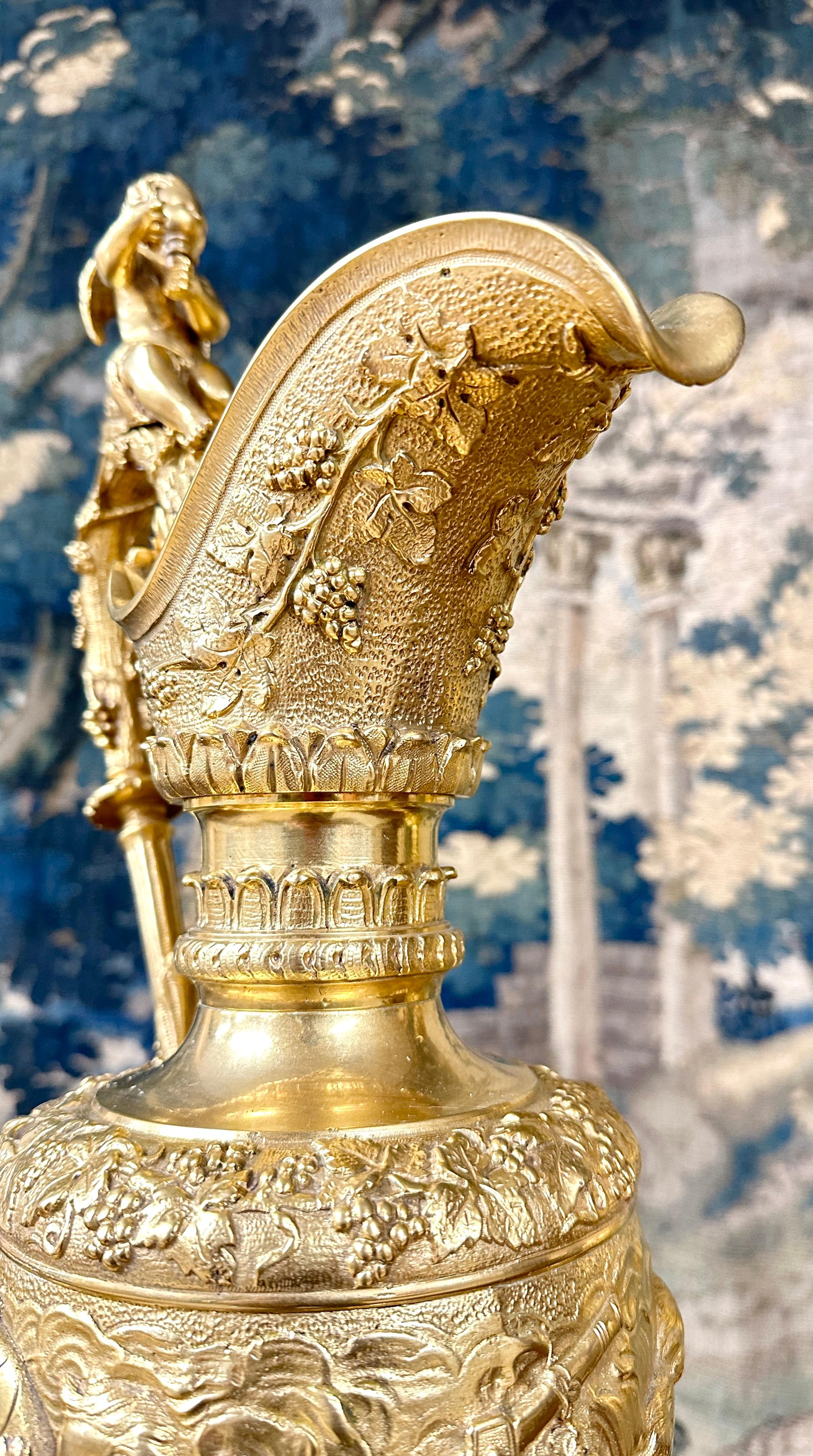 Doré Paire d'aiguières en bronze doré avec boules de vignes et raisins, période Napoléon III en vente