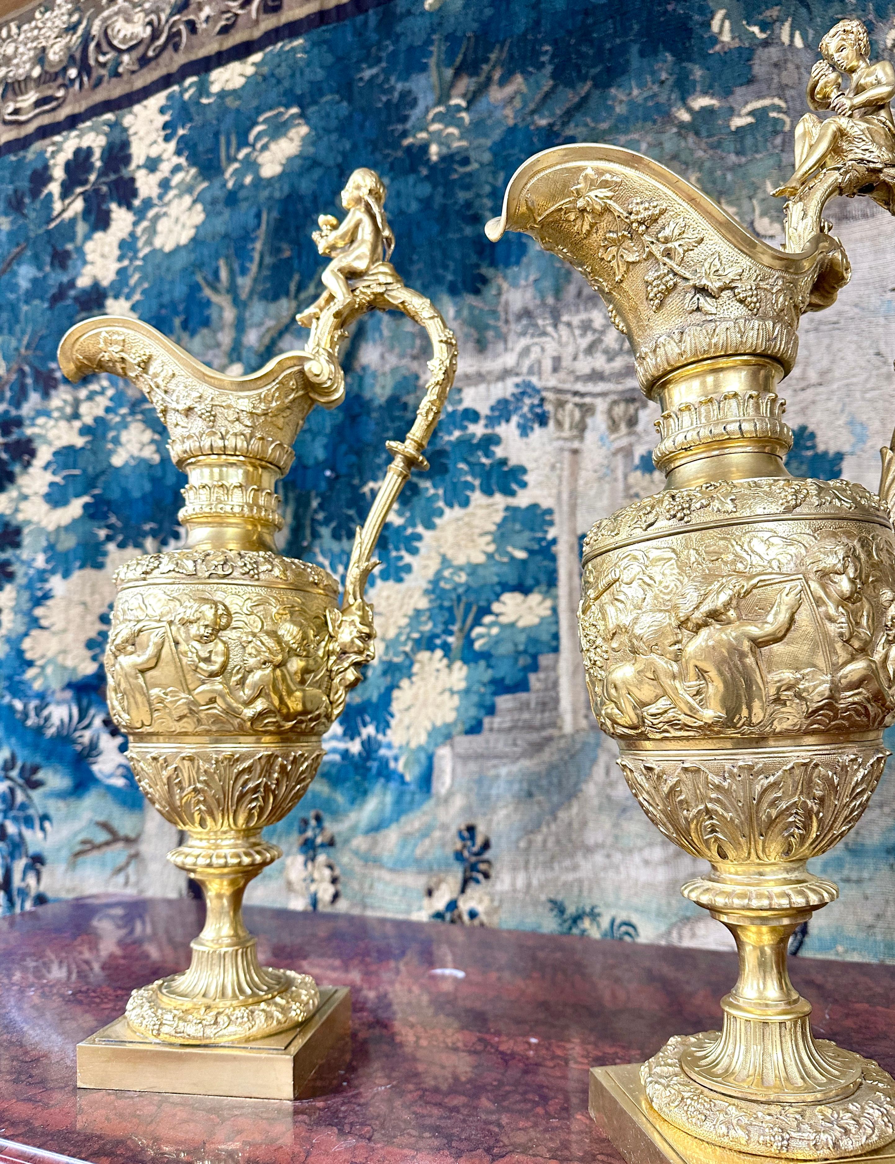 XIXe siècle Paire d'aiguières en bronze doré avec boules de vignes et raisins, période Napoléon III en vente
